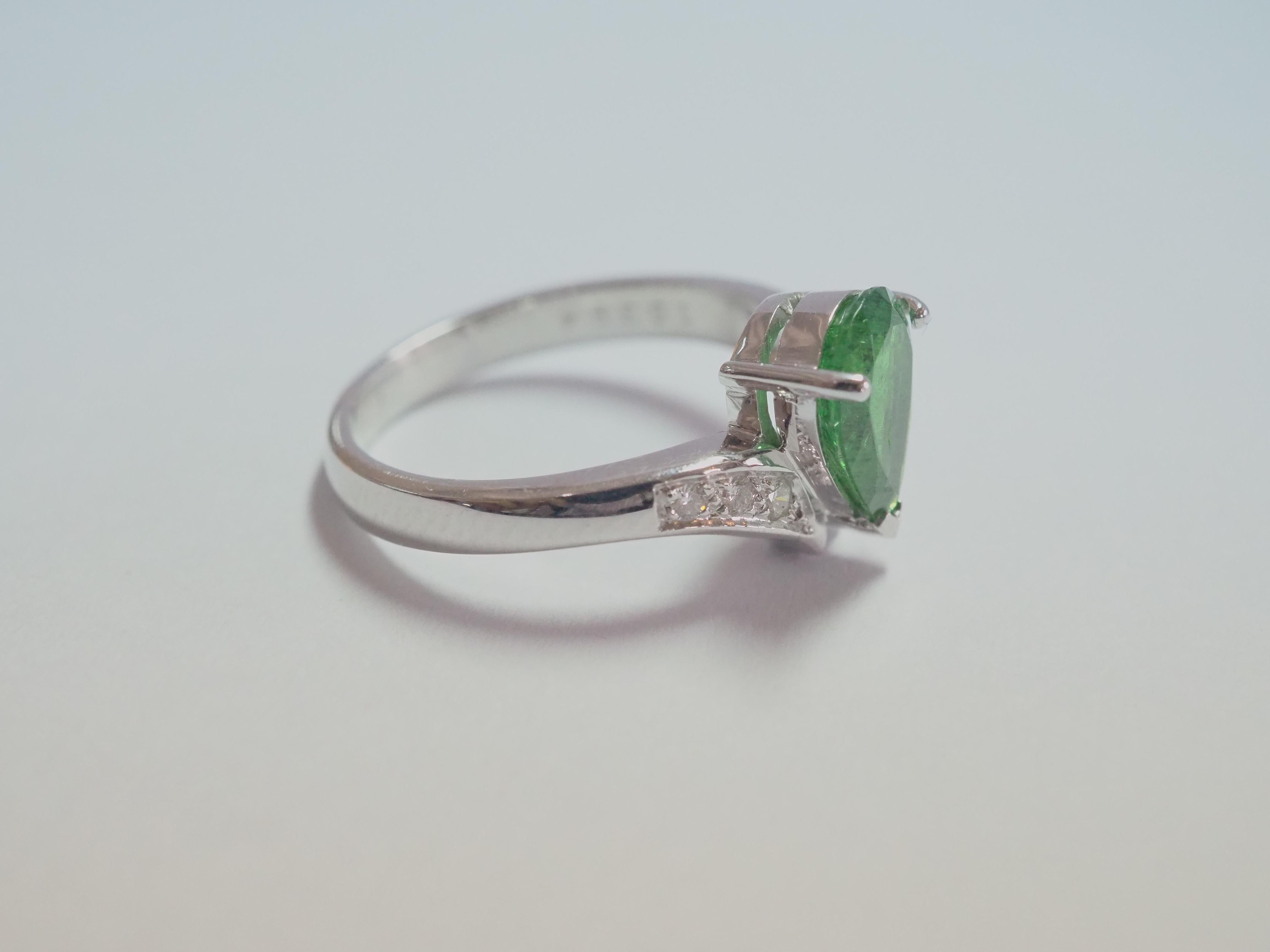 Women's or Men's 18K White Gold 1.30ct Tsavorite & 0.20ct Diamond Chevron Engagement Ring For Sale
