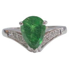aoc engaged ring 18K White Gold 1.30ct Tsavorite
0.20ct Diamond Chevron Engagement Ring