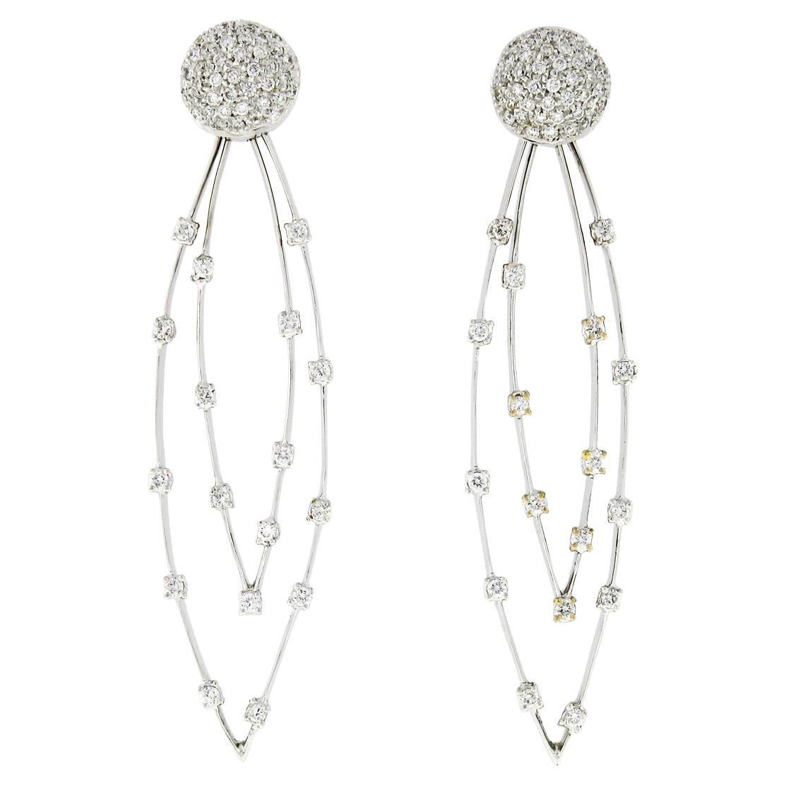 Orecchini pendenti lunghi aperti con diamanti incastonati in oro bianco 18K da 1,30 ct. in vendita