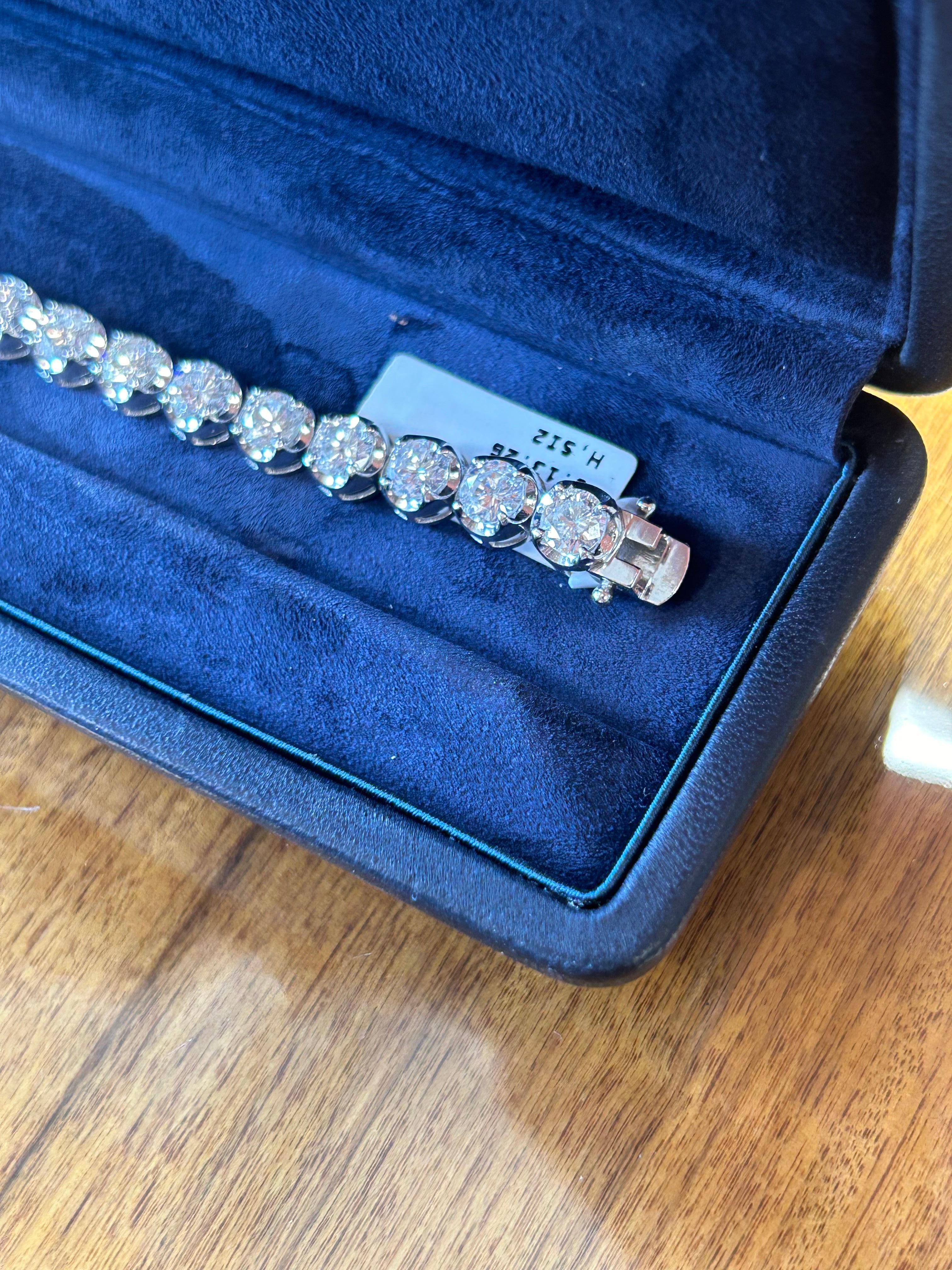 Une élégance raffinée. Fabriqué à la main en or blanc 18 carats. 
Serti de 26 diamants ronds de taille idéale et de taille brillant pour un poids total de 13,26 carats.
Les diamants sont presque incolores (H) et ont une pureté de SI2. 
Les diamants
