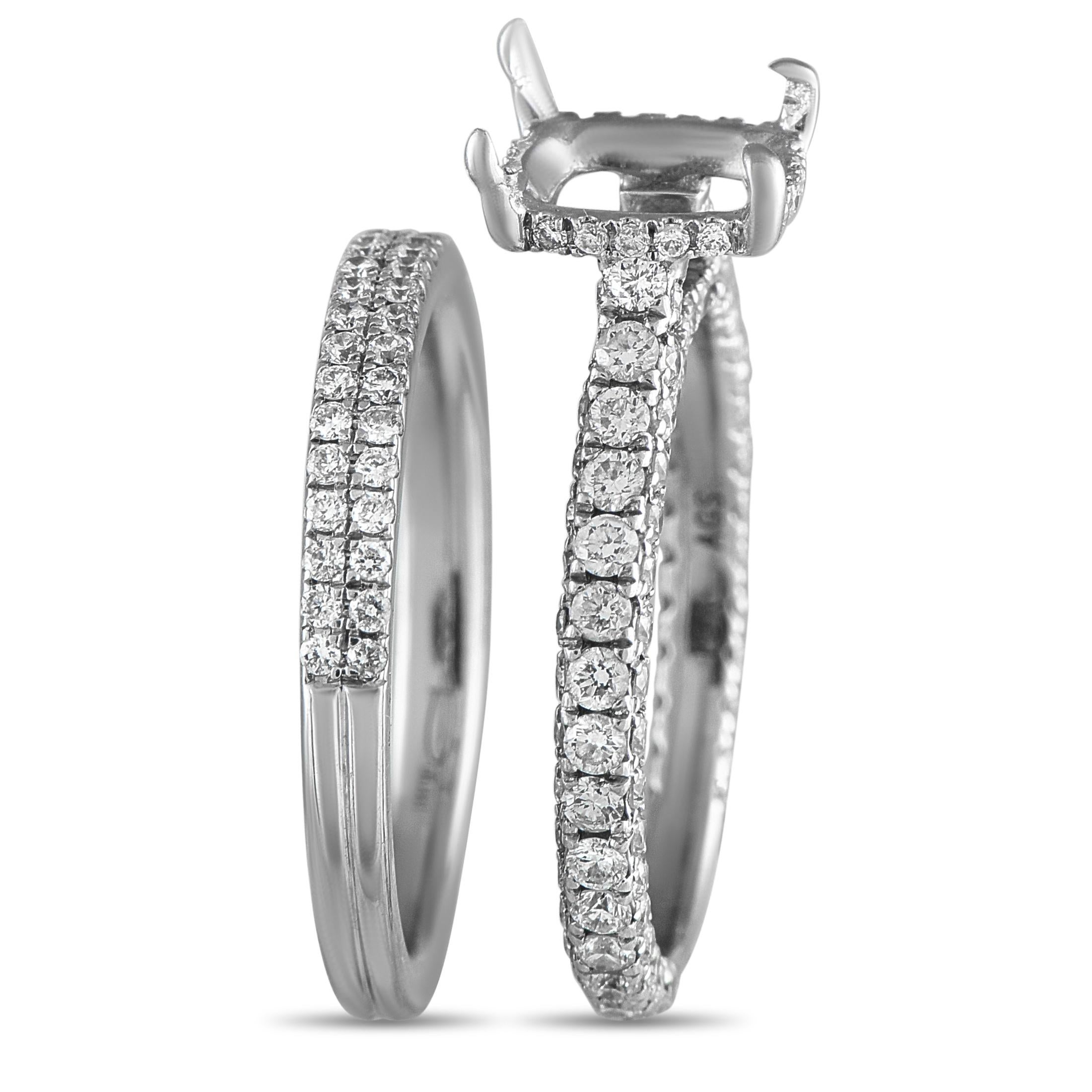 Un set di anelli da sposa progettato con elegante semplicità. Questo set di anelli a due fasce è composto da un anello di fidanzamento e da una fascia a metà tra un anello e l'altro. L'anello di fidanzamento presenta un centro aperto con quattro