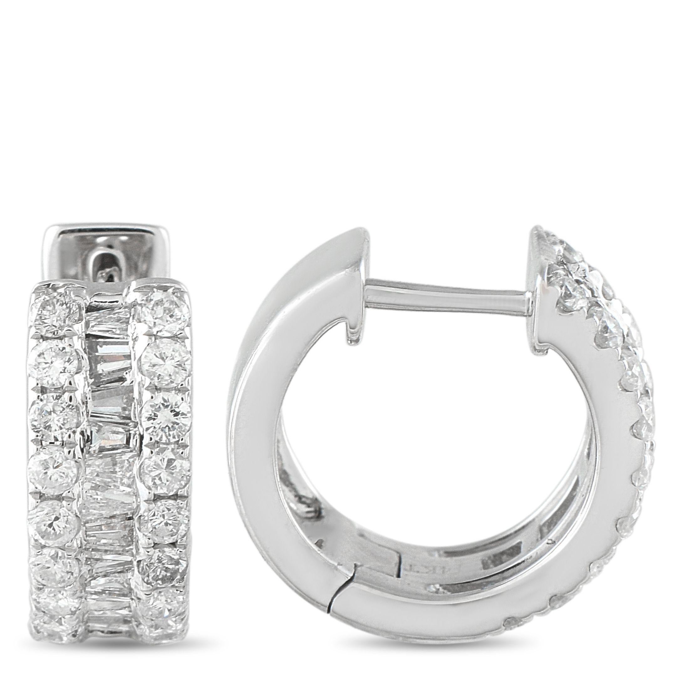 Ces boucles d'oreilles sont idéales pour tous ceux qui apprécient le luxe tranquille. Un superbe arrangement de diamants d'un poids total de 1,33 carats rehausse la monture simple en or blanc 18 carats. Idéale pour un usage quotidien, chaque boucle