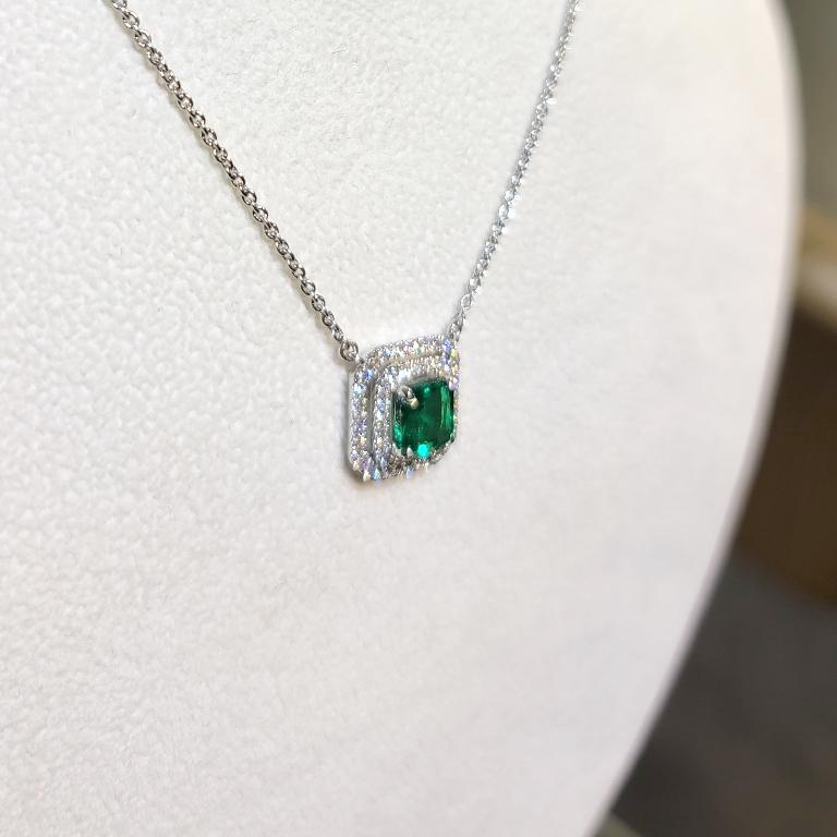 Modern 18 Karat White Gold 1.33 Carat Zambia Emerald Diamond Necklace For Sale