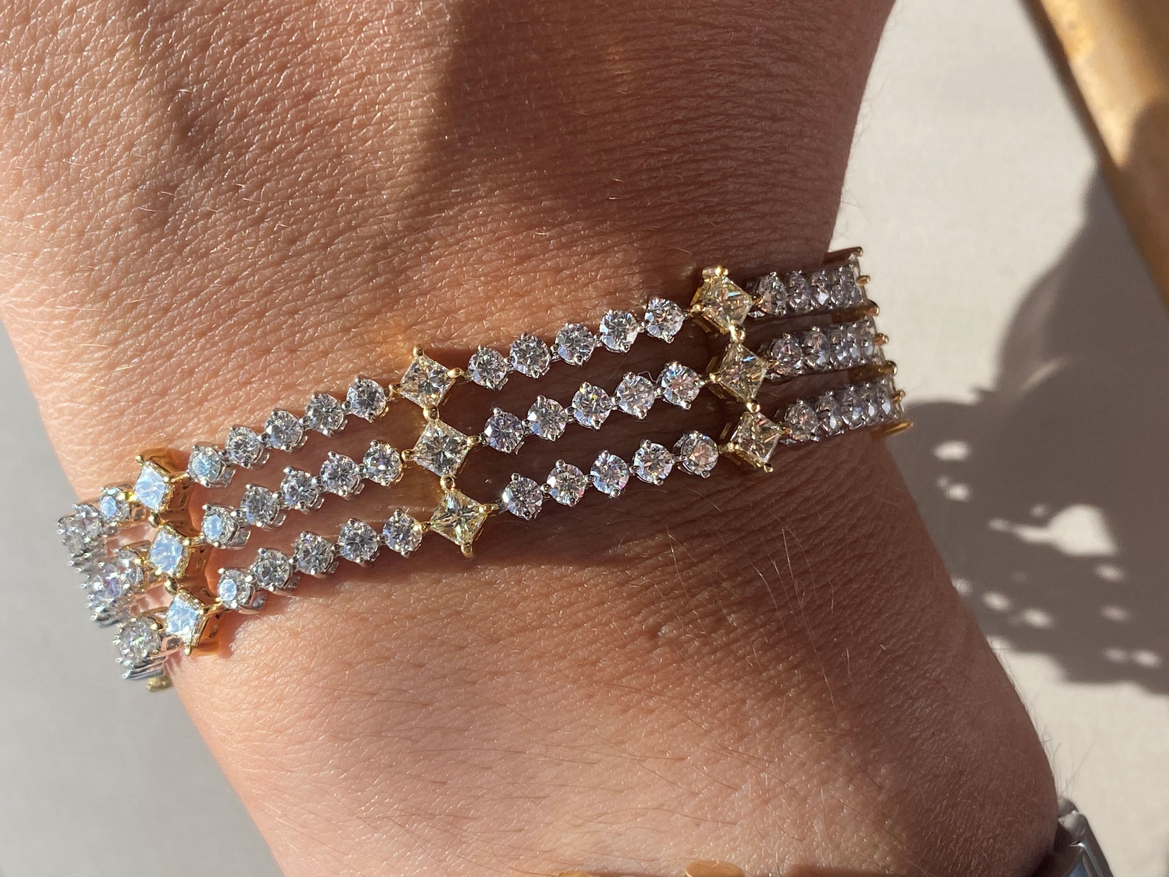 Women's or Men's 18 Karat White Gold 13.50 Carat Diamond Bracelet For Sale