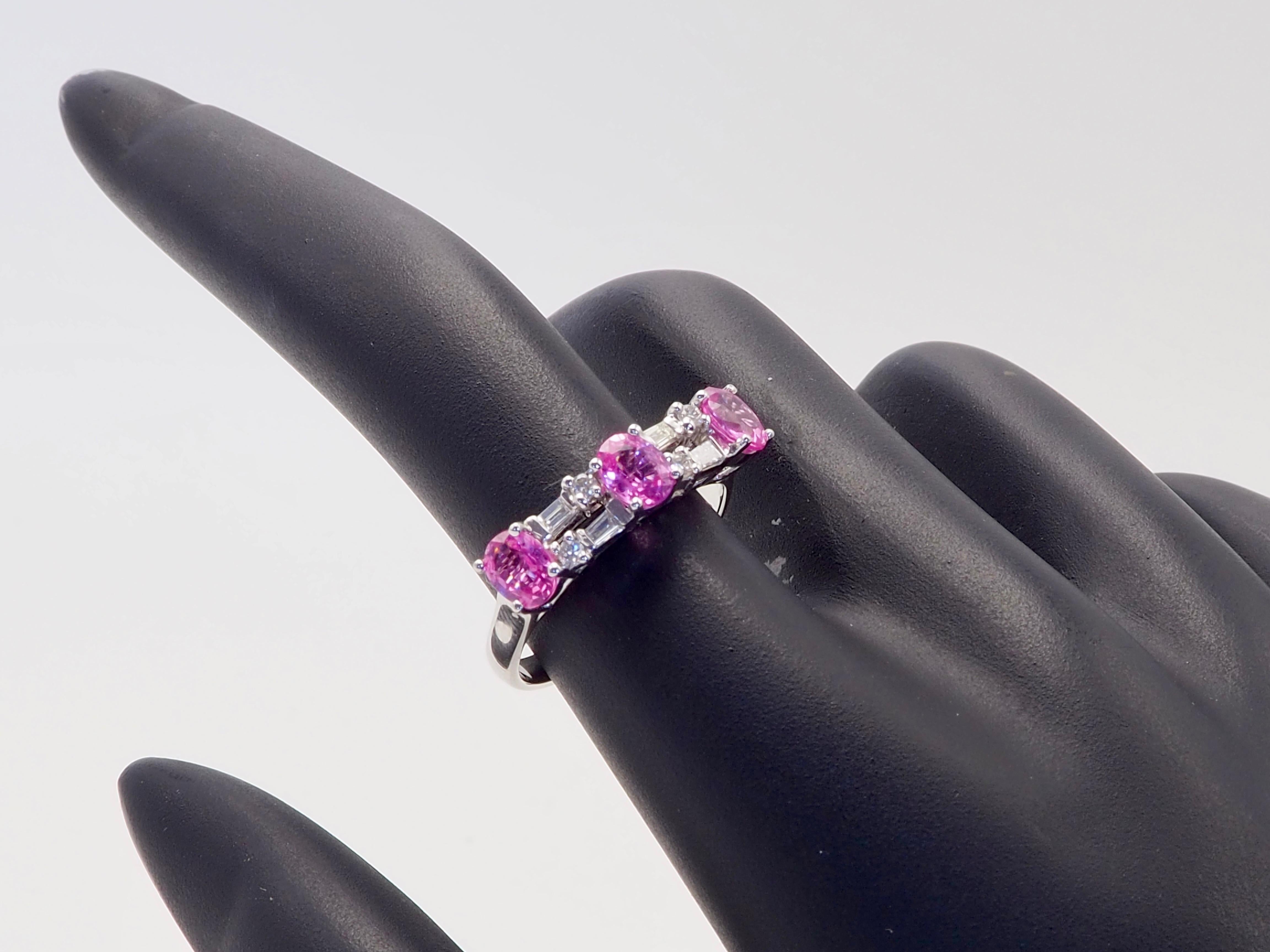 Bague en or blanc 18 carats 1,35 saphir rose ovale 3x et 0,19 diamant à anneau fin en vente 2