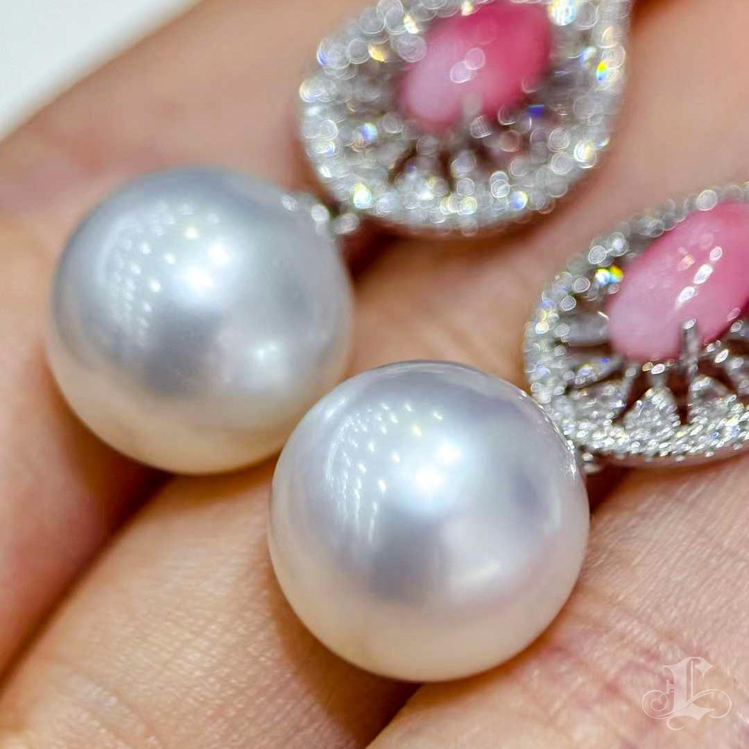 Women's 【Conchéa】Lustre Drops Convertible Conch & South Sea Pearl Earrings — 2.45ct For Sale