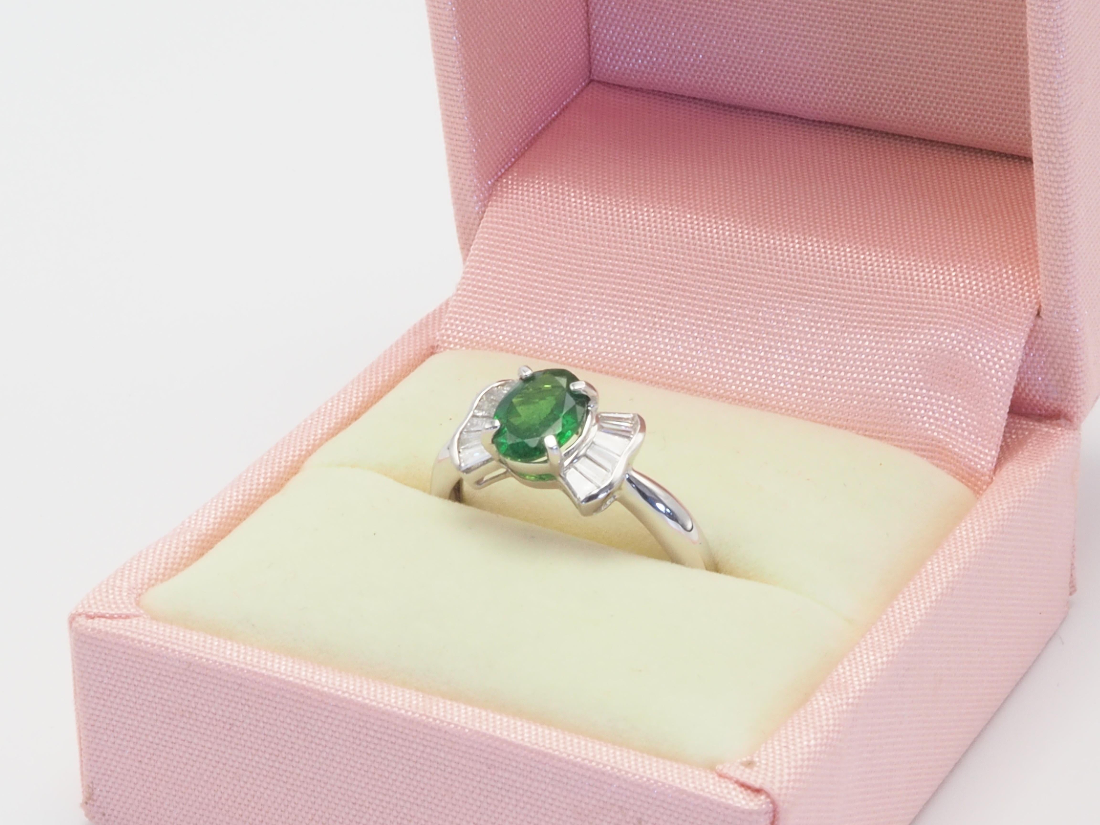 18K White Gold 1.35ct Oval Tsavorite & 0.32ct Bow Tie Ring For Sale 5