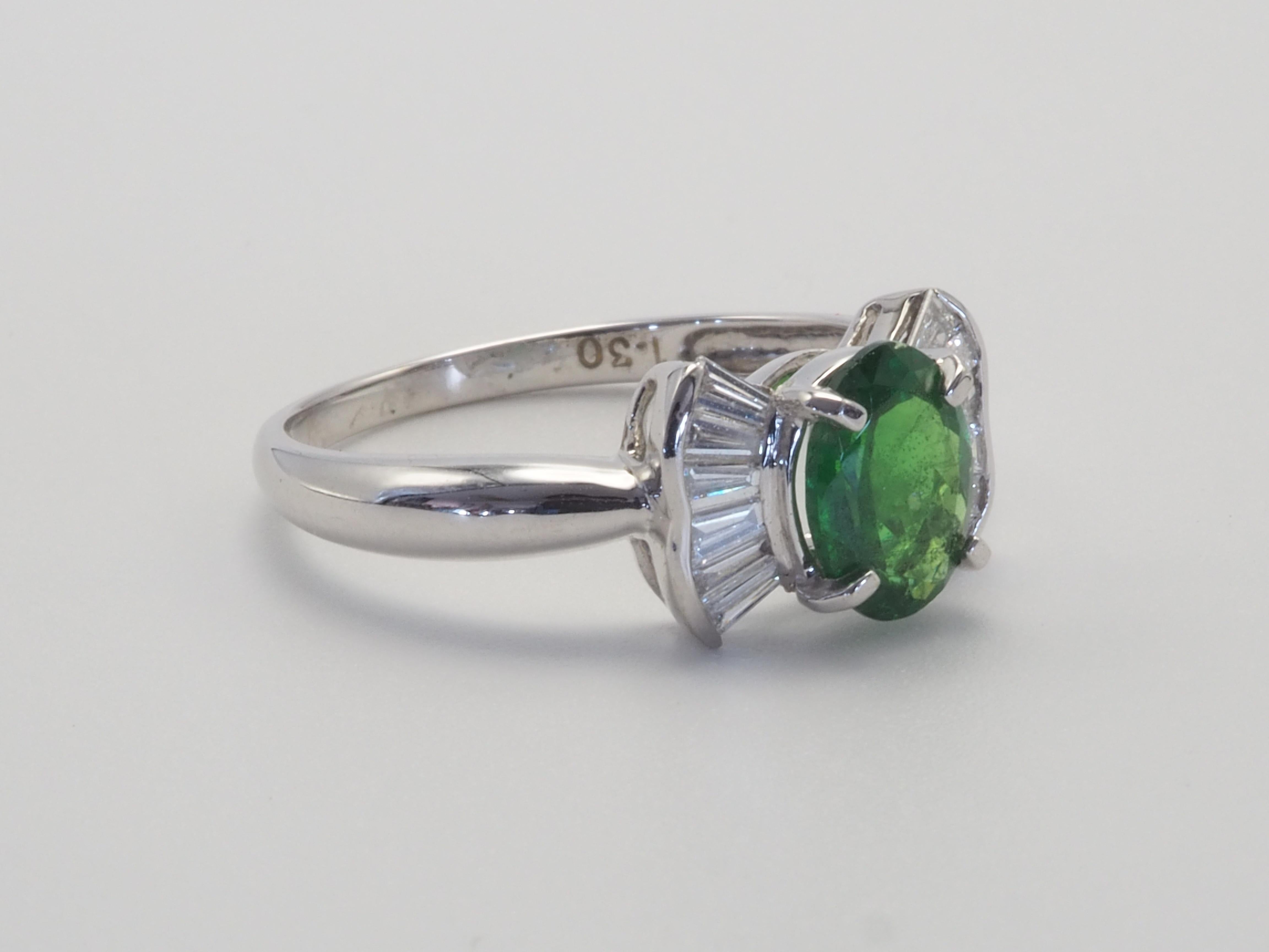 18K White Gold 1.35ct Oval Tsavorite & 0.32ct Bow Tie Ring In New Condition For Sale In เกาะสมุย, TH