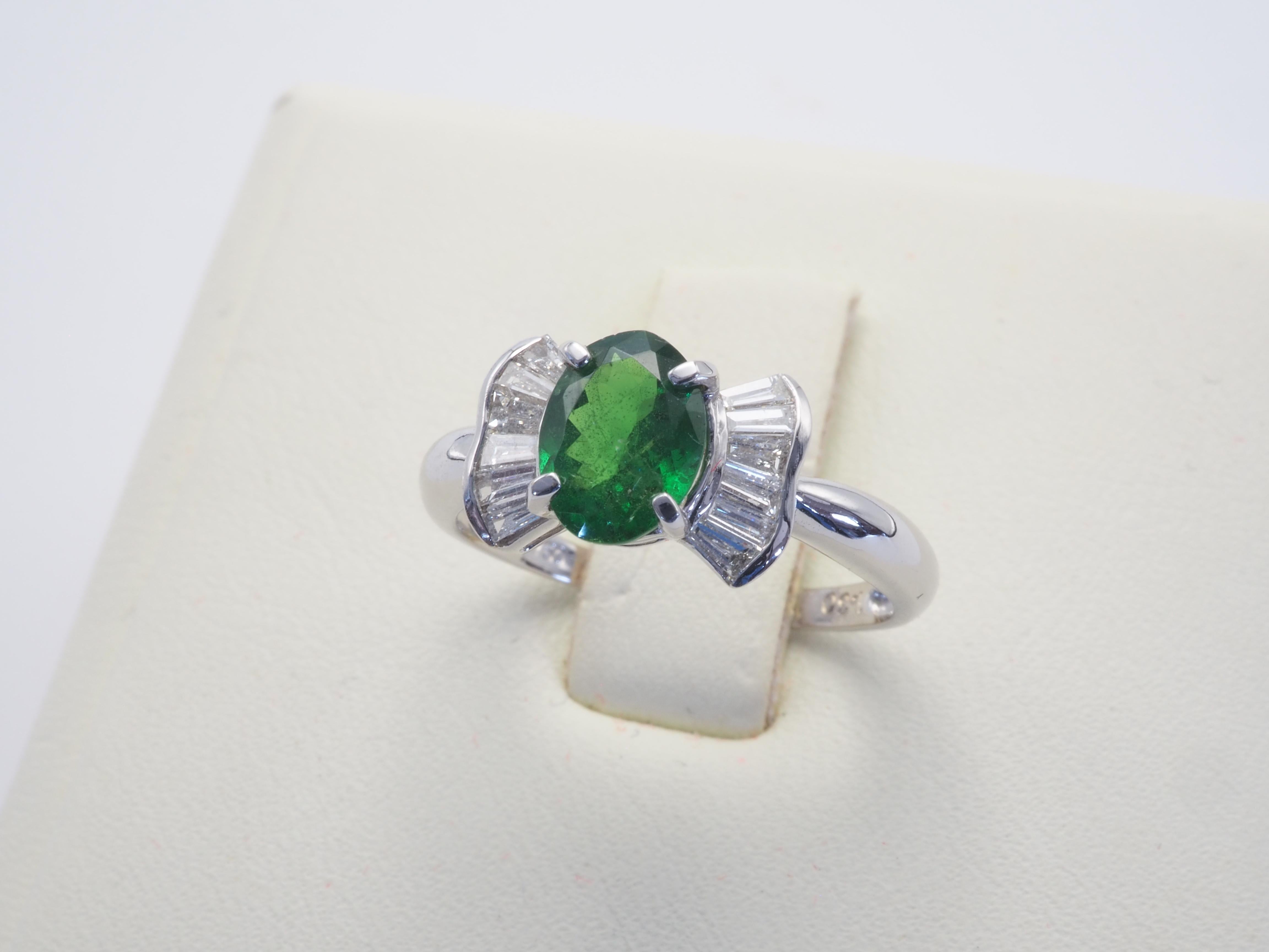 18K White Gold 1.35ct Oval Tsavorite & 0.32ct Bow Tie Ring For Sale 2