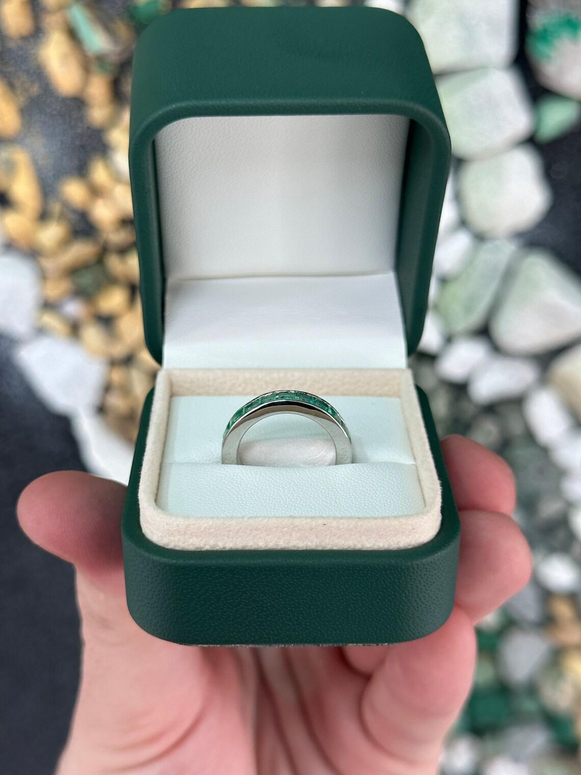 18K Weißgold 1,35tcw Prinzessinnenschliff Smaragd-Hochzeitsring, Unisex Medium Grün im Angebot 2