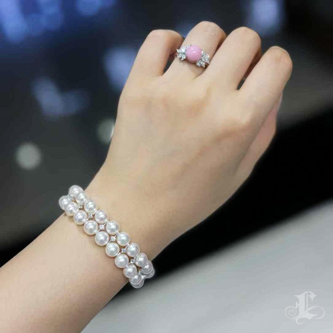 Grezzo 【Geometria scolpita】Bracciale con perle Akoya e diamanti a tre file Celeste in vendita