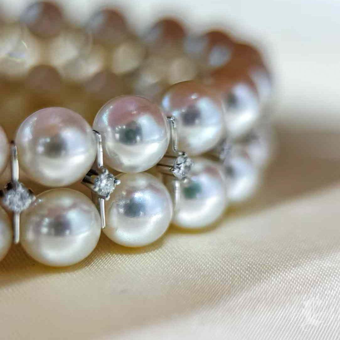 Donna 【Geometria scolpita】Bracciale con perle Akoya e diamanti a tre file Celeste in vendita