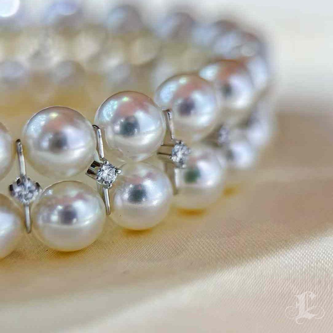 【Geometria scolpita】Bracciale con perle Akoya e diamanti a tre file Celeste in vendita 2