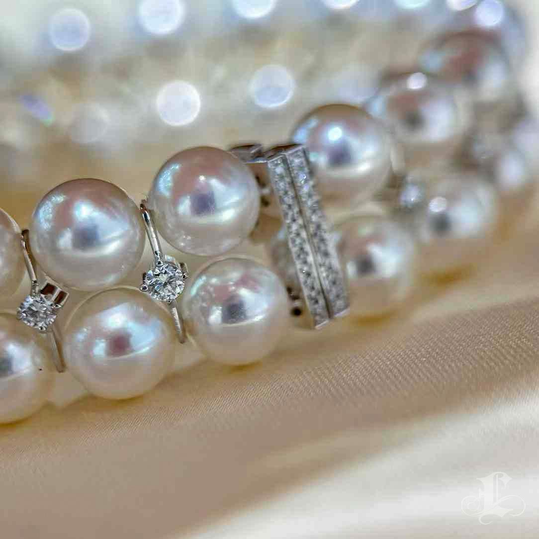 【Geometria scolpita】Bracciale con perle Akoya e diamanti a tre file Celeste in vendita 4