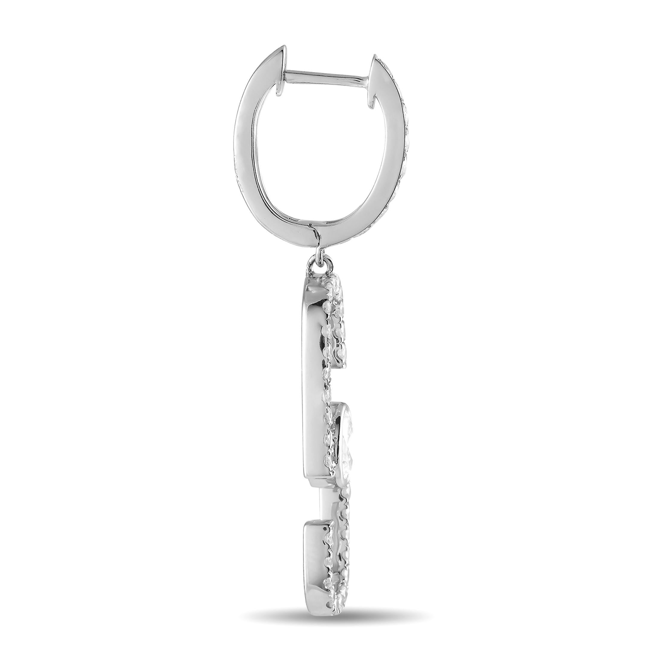 Dal design unico e artistico, questi orecchini di grande effetto saranno sempre una dichiarazione di stile. La scenografica montatura in oro bianco 18 carati è impreziosita da diamanti scintillanti per un peso totale di 1,40 carati. Ciascuna misura