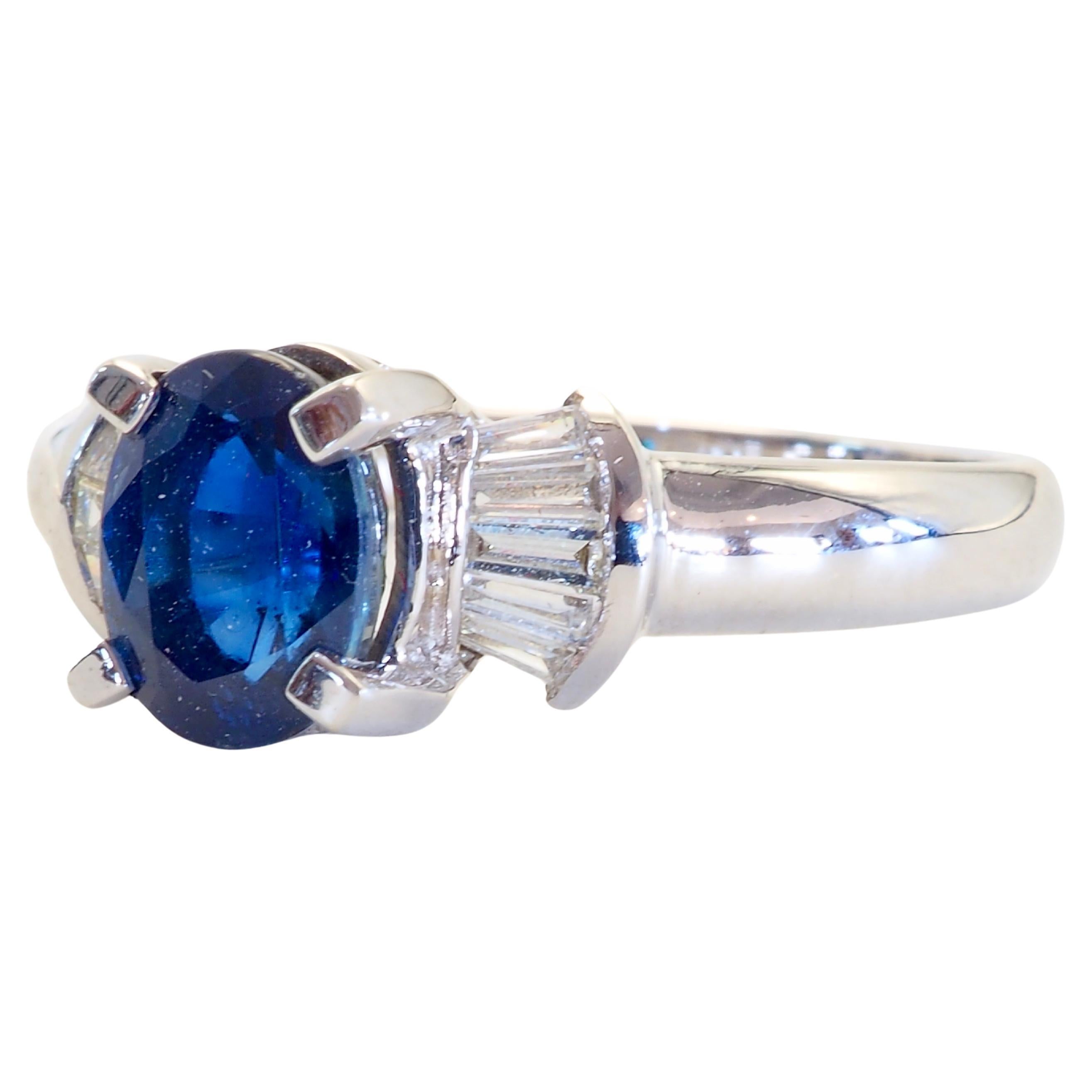 Un simpatico anello con design a papillon dotato di uno zaffiro blu profondo ovale di buona qualità e pulito e di 10 diamanti baguette affusolati di discrete dimensioni. La fascia larga garantisce comfort e protezione. Per chi ama il meglio degli