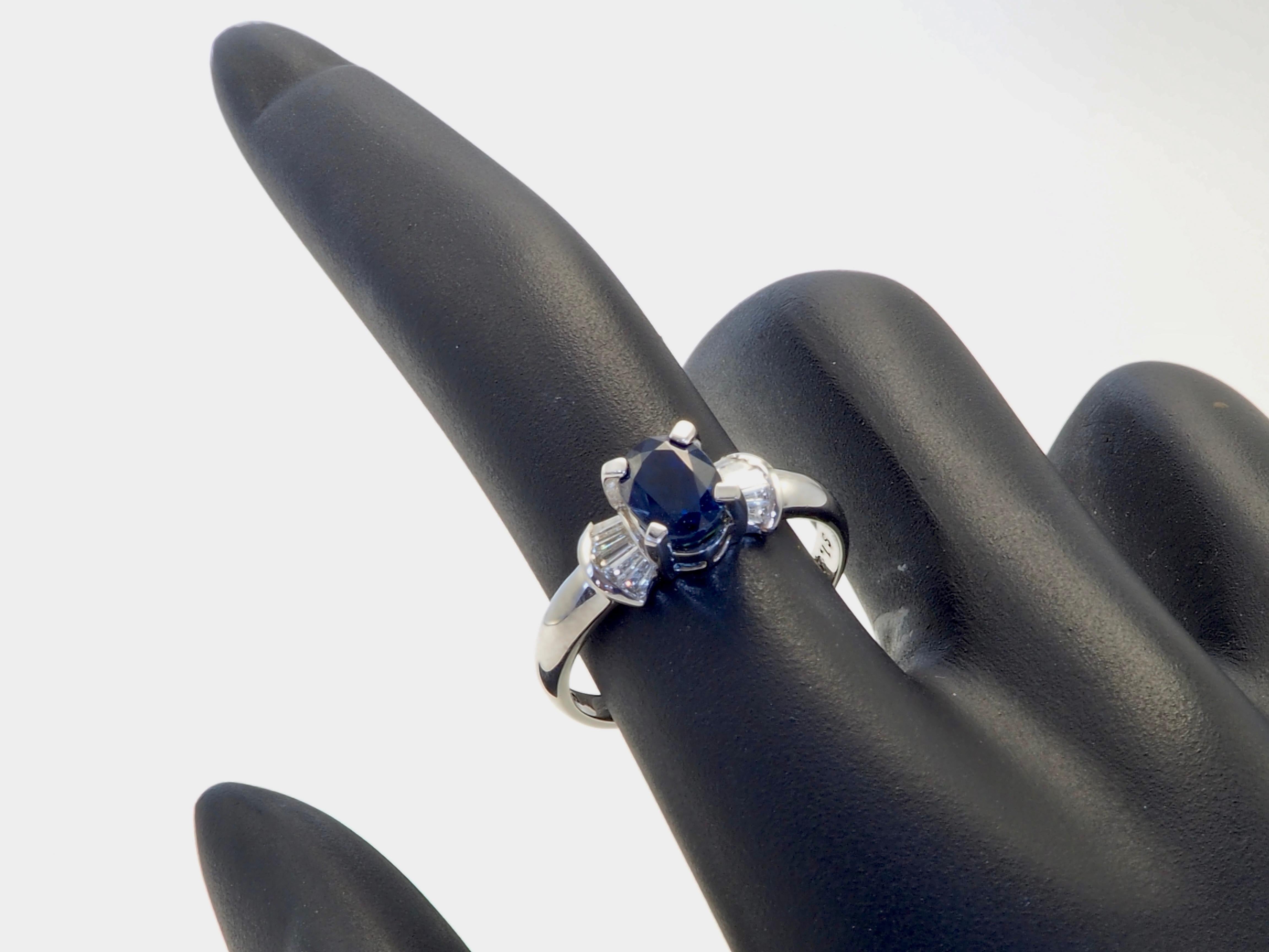 Anello a fiocco in oro bianco 18 carati con zaffiro blu ovale da 1,40 carati e diamante da 0,20 carati in vendita 2
