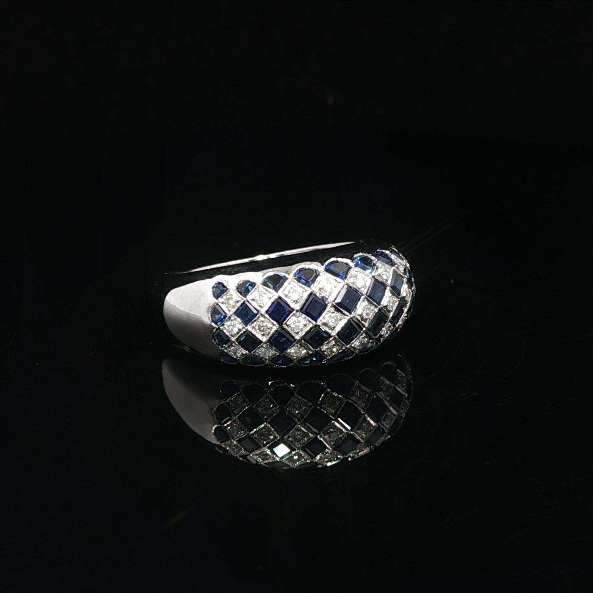 Taglio cuscino Anello in oro bianco 18 carati con zaffiro e diamante a scacchiera con pavé a forma di cupola in vendita