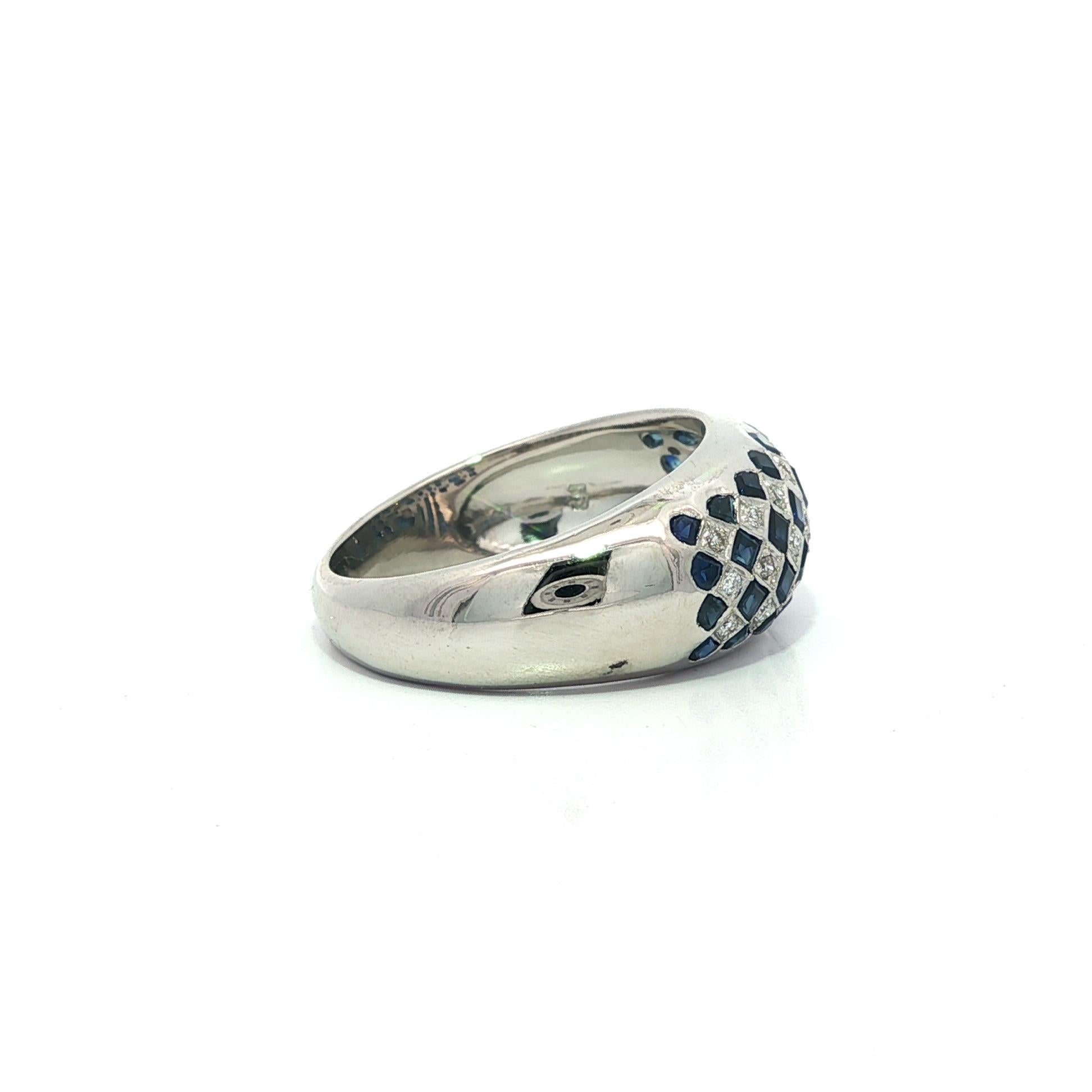 Anello in oro bianco 18 carati con zaffiro e diamante a scacchiera con pavé a forma di cupola in vendita 2