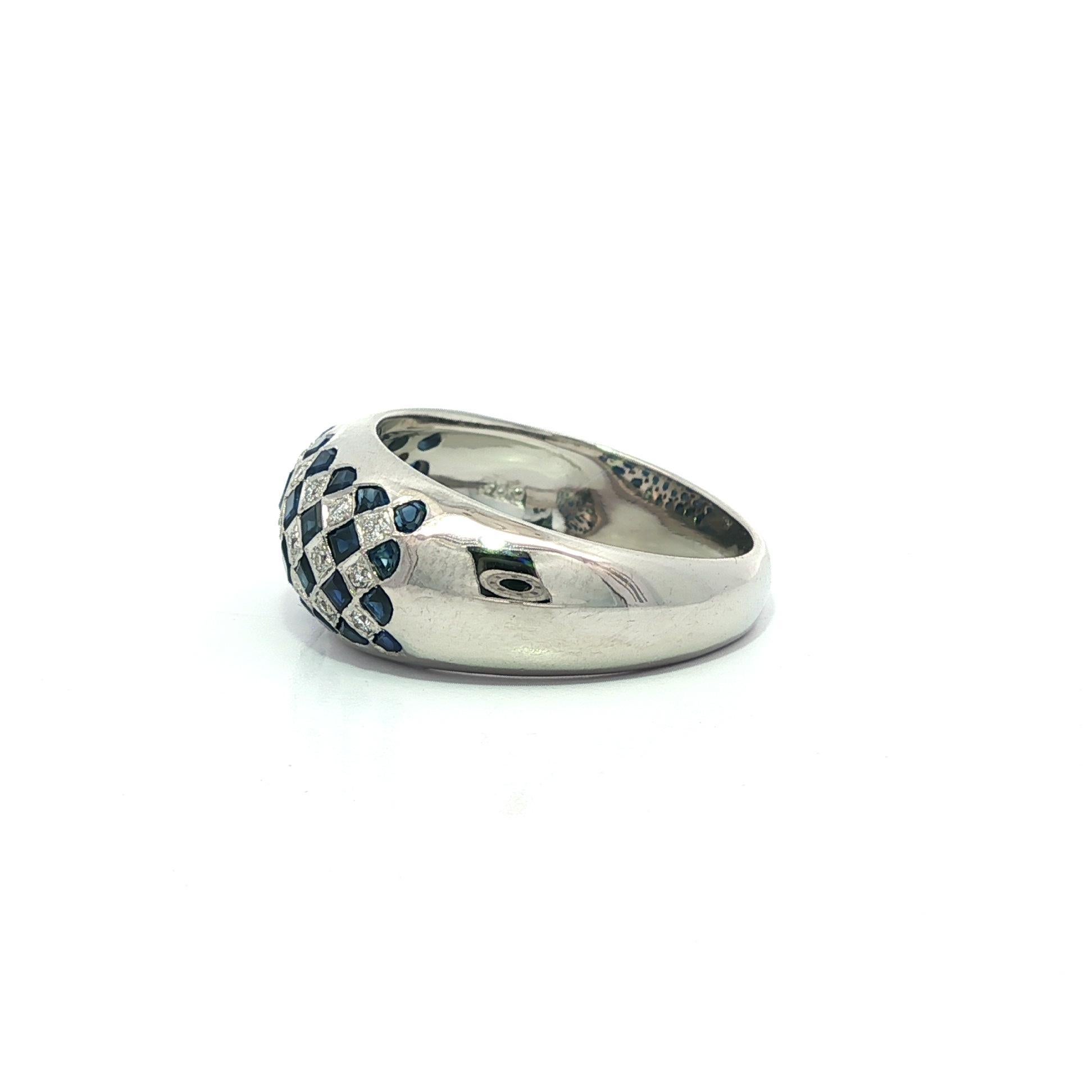 Anello in oro bianco 18 carati con zaffiro e diamante a scacchiera con pavé a forma di cupola in vendita 3