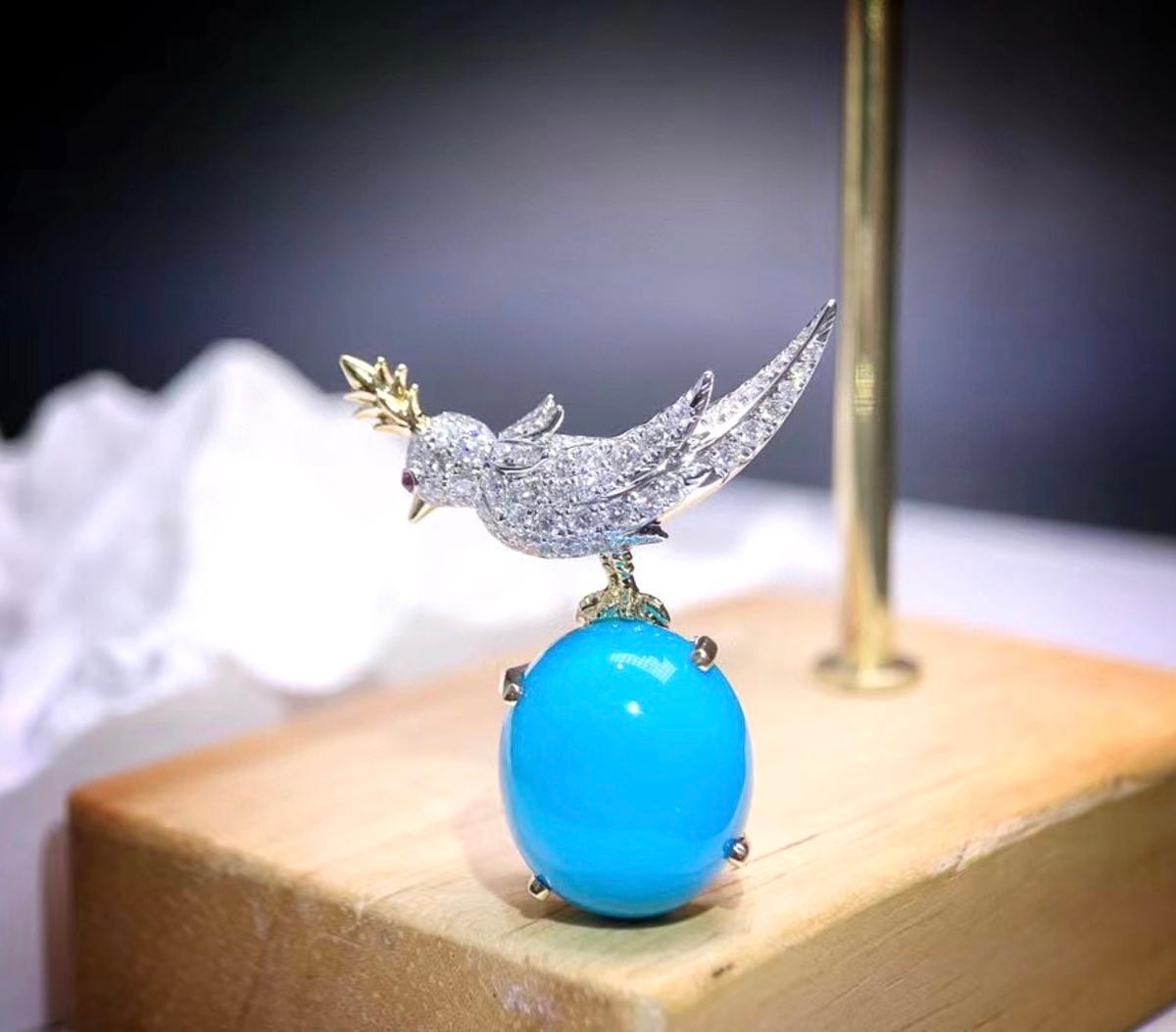 Taille cabochon Broche/pendentif oiseau en or blanc 18 carats, turquoise 14,16 carats et diamants