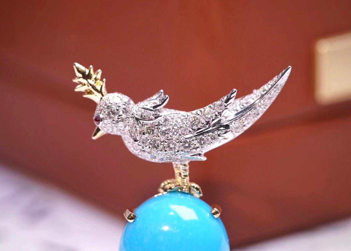 Broche/pendentif oiseau en or blanc 18 carats, turquoise 14,16 carats et diamants Neuf à Kowloon, HK
