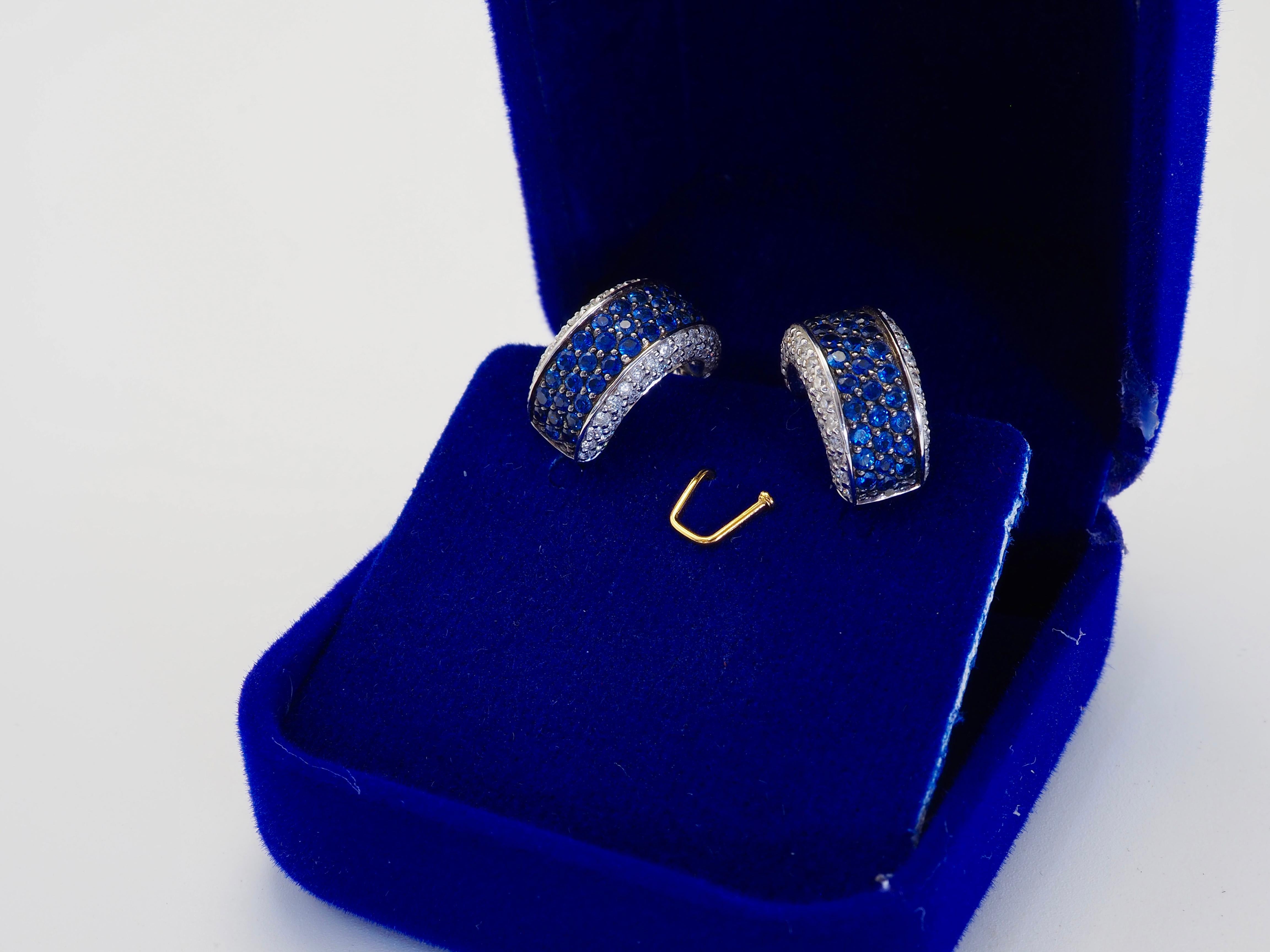 Orecchino in oro bianco 18K con zaffiro blu a grappolo da 1,41 carati e diamante a grappolo da 0,81 carati in vendita 3