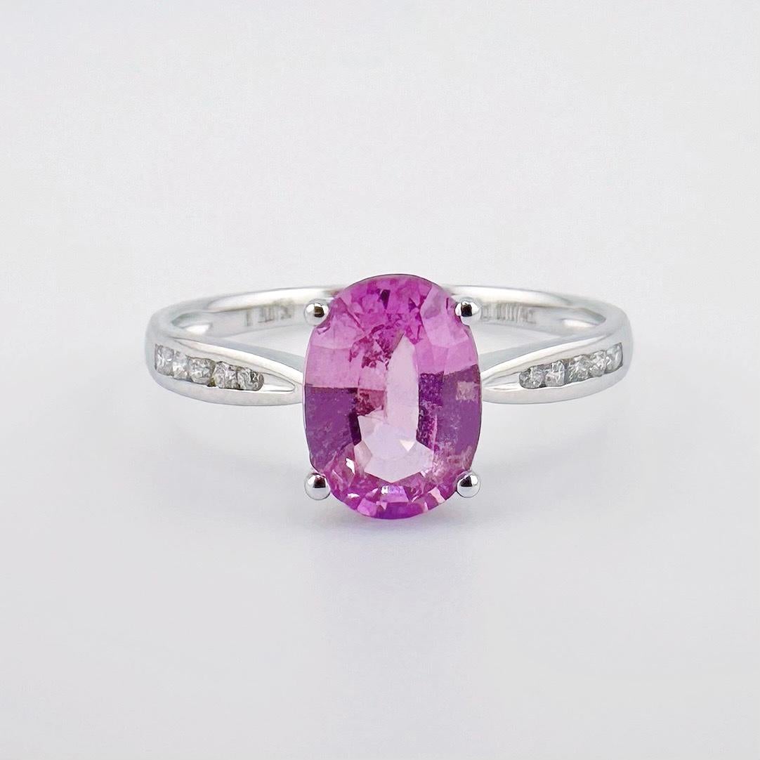 Bague en or blanc 18 carats avec saphir violet 1,43 carat et diamants

1 Saphir violet - 1,43 CT
Non chauffé / Certification GRC disponible

Diamants - 0,07 CT
Or 18K - 1.79 GM
