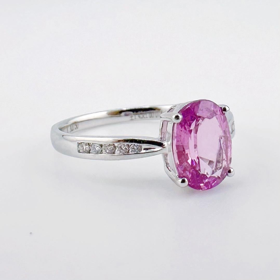 Moderne Bague en or blanc 18 carats avec saphir violet 1,43 carat et diamants en vente