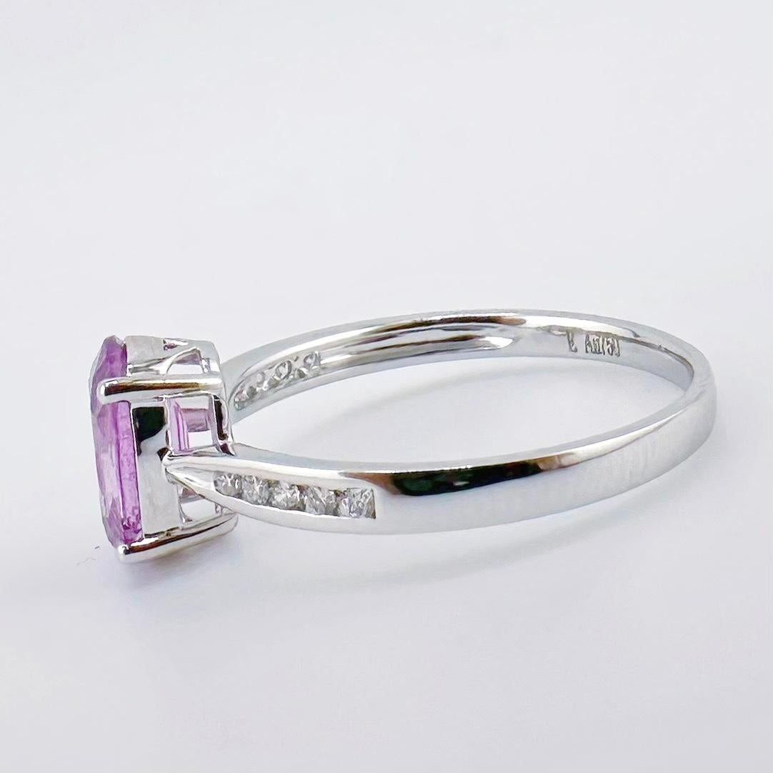Taille ovale Bague en or blanc 18 carats avec saphir violet 1,43 carat et diamants en vente