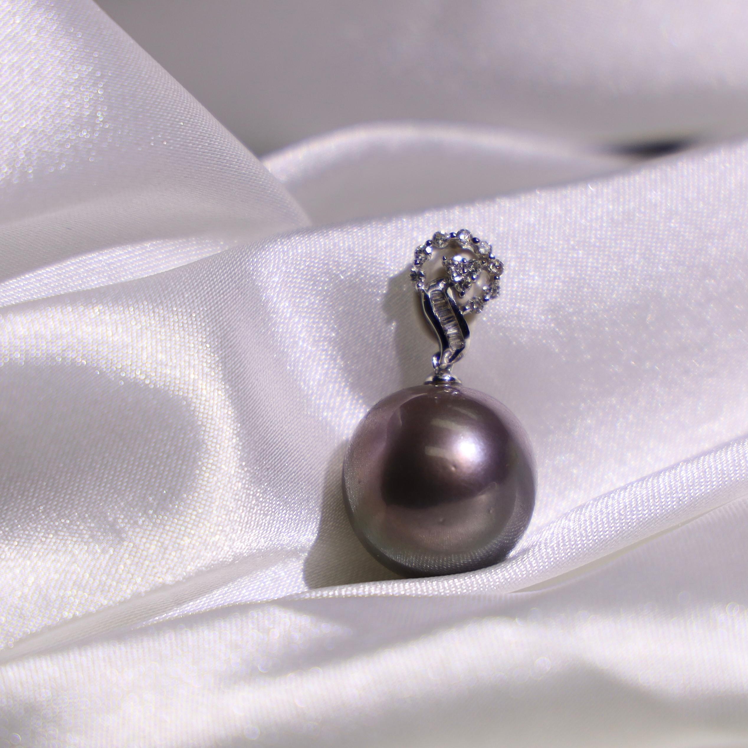 Moderne Collier pendentif en or blanc 18 carats avec perles de Tahiti de 14,3 mm et diamants en vente