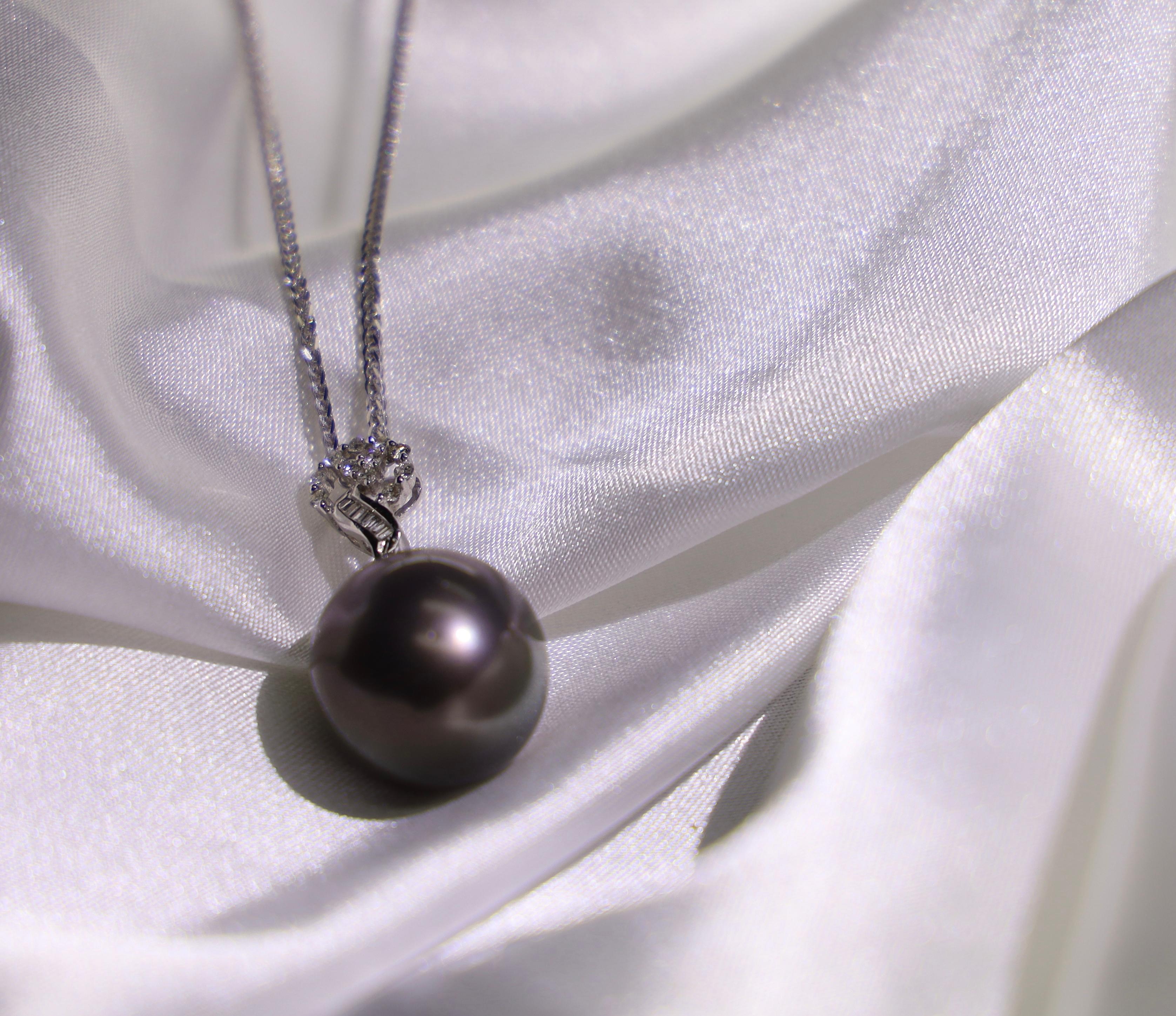 Taille ronde Collier pendentif en or blanc 18 carats avec perles de Tahiti de 14,3 mm et diamants en vente