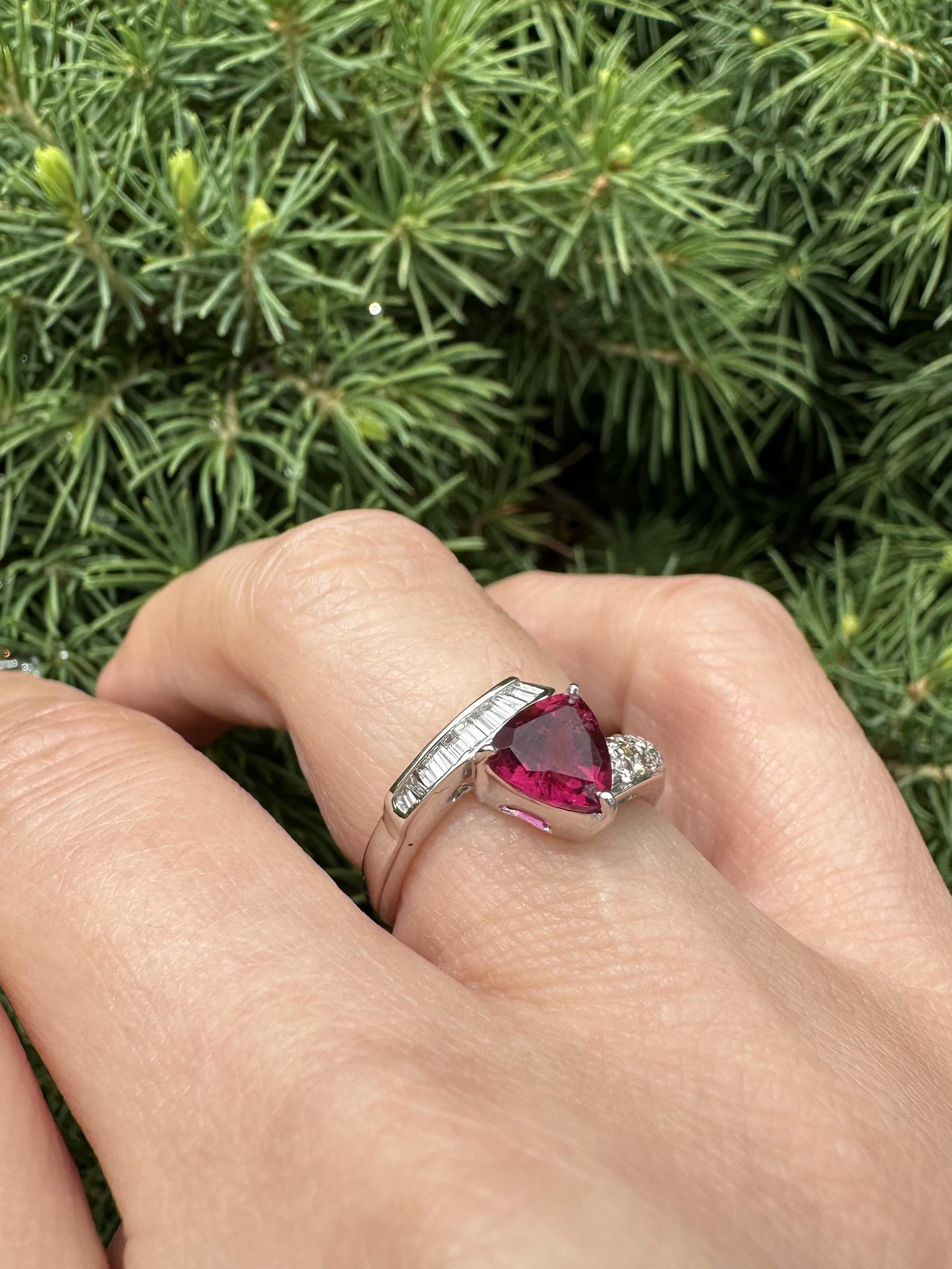 18k White Gold 1.45ctw Trillion Rubellite Tourmaline & Diamond Bypass Ring en venta 7