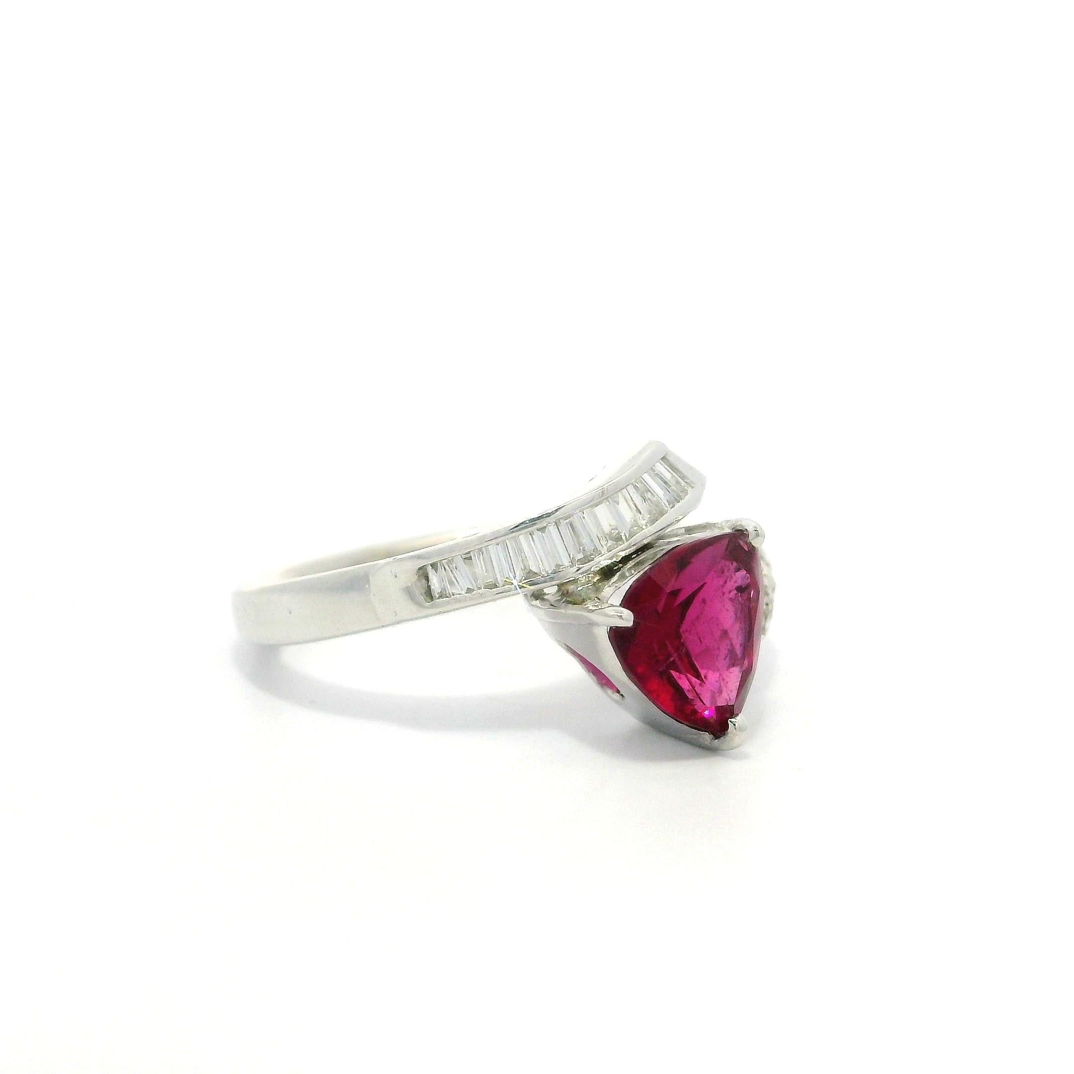 18k White Gold 1.45ctw Trillion Rubellite Tourmaline & Diamond Bypass Ring Corte trillion en venta
