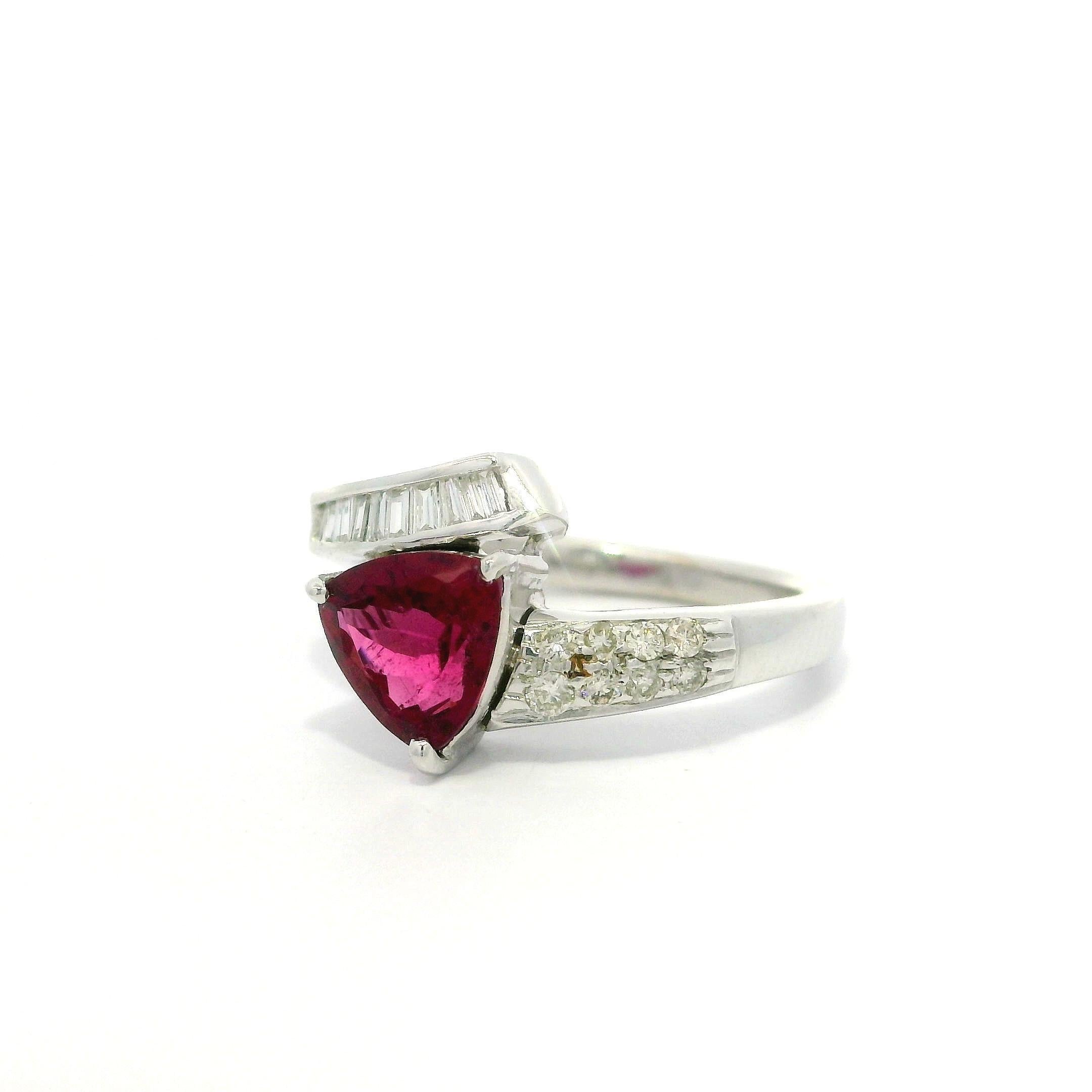 18k White Gold 1.45ctw Trillion Rubellite Tourmaline & Diamond Bypass Ring en Excelente estado para la venta en Montclair, NJ