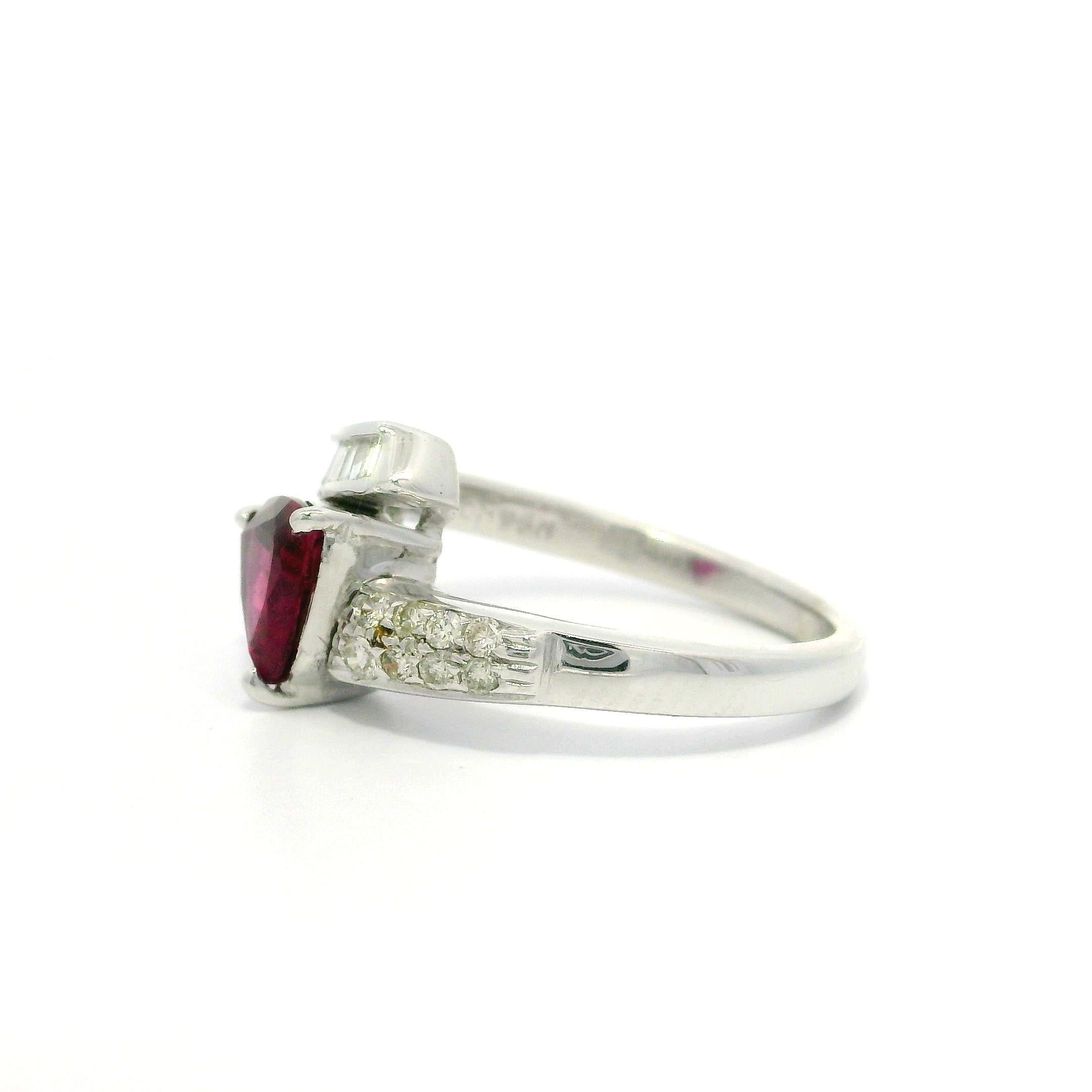 De las mujeres 18k White Gold 1.45ctw Trillion Rubellite Tourmaline & Diamond Bypass Ring en venta