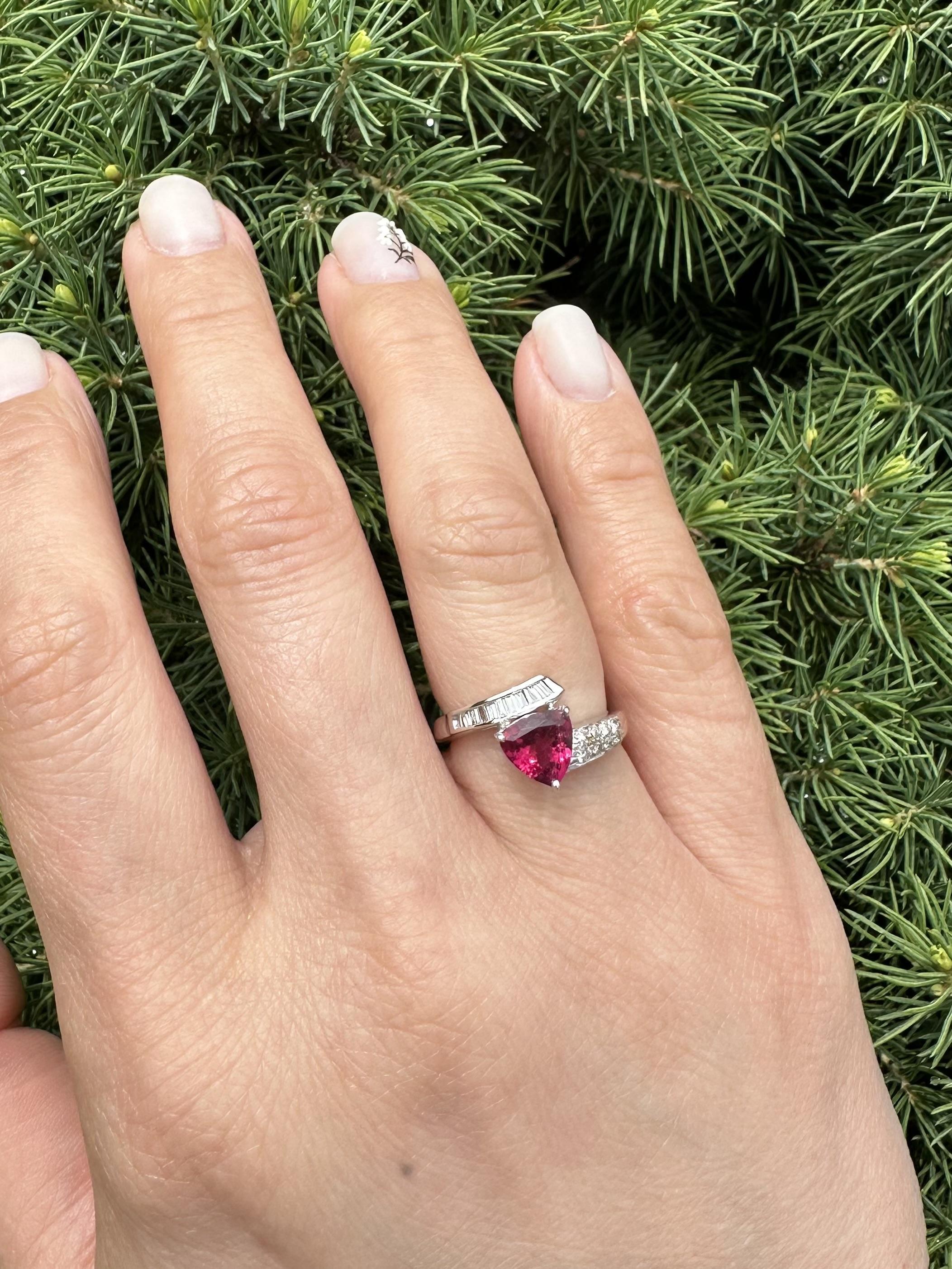 18k White Gold 1.45ctw Trillion Rubellite Tourmaline & Diamond Bypass Ring en venta 1