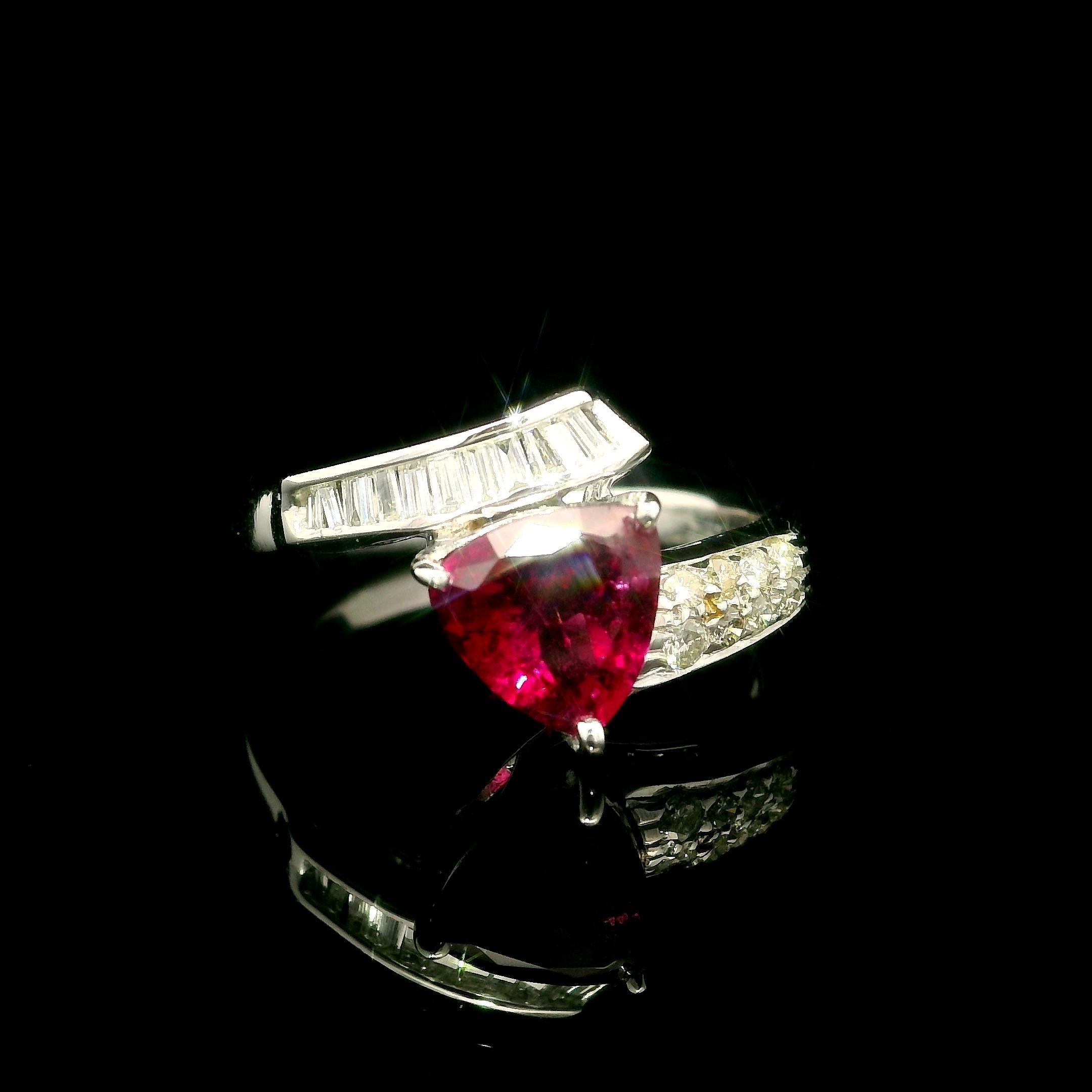 18k White Gold 1.45ctw Trillion Rubellite Tourmaline & Diamond Bypass Ring en venta 2