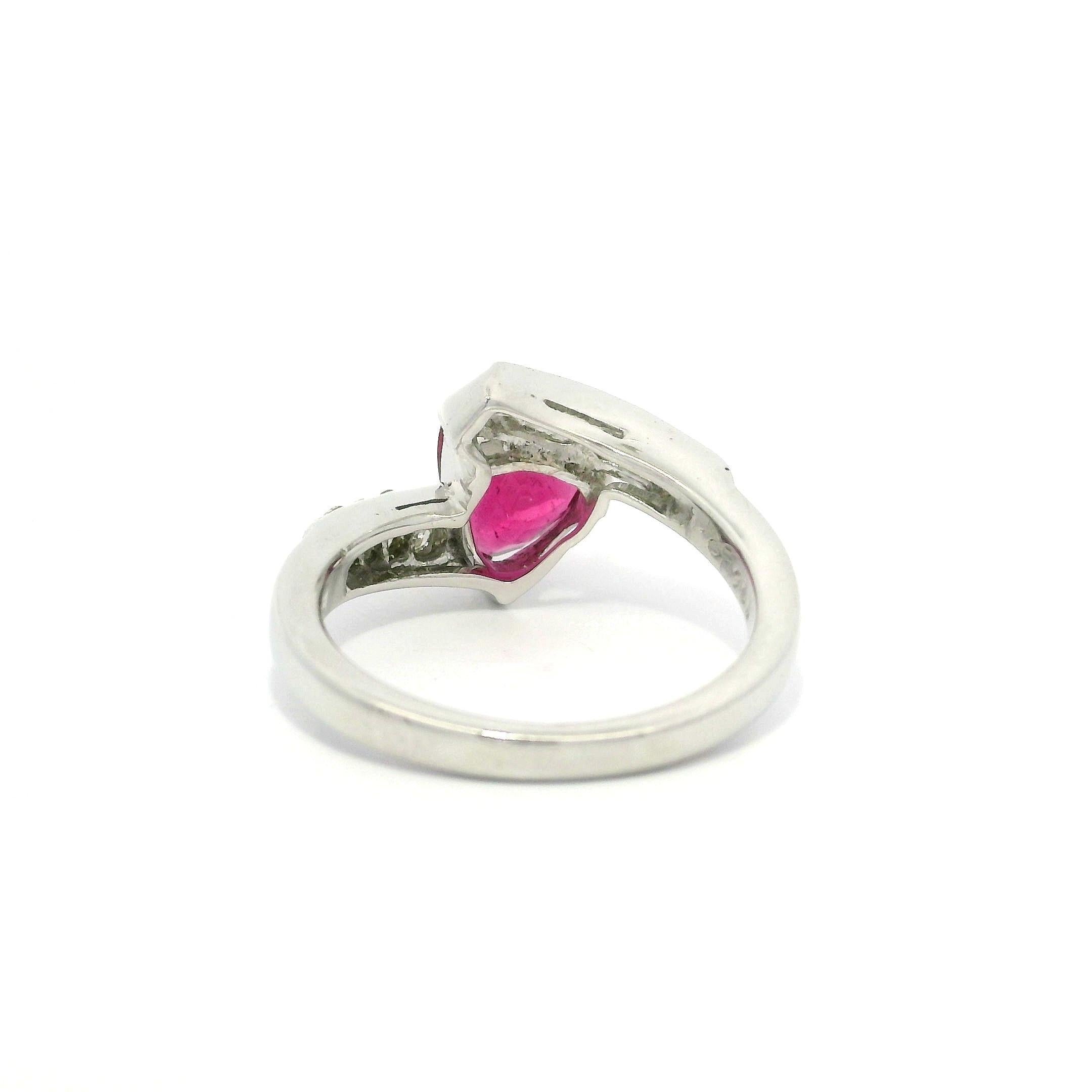 18k White Gold 1.45ctw Trillion Rubellite Tourmaline & Diamond Bypass Ring en venta 4