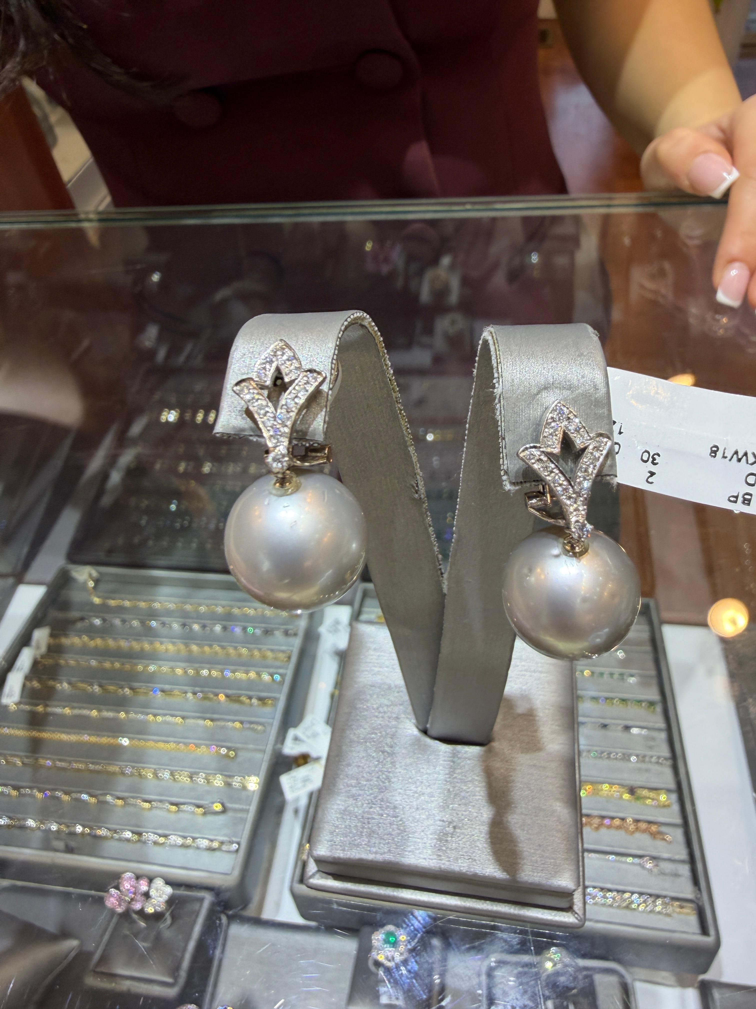 18K White Gold 14.5mm Silver Tahitian South Sea Pearl & Diamond Drop Earrings in vendita 4