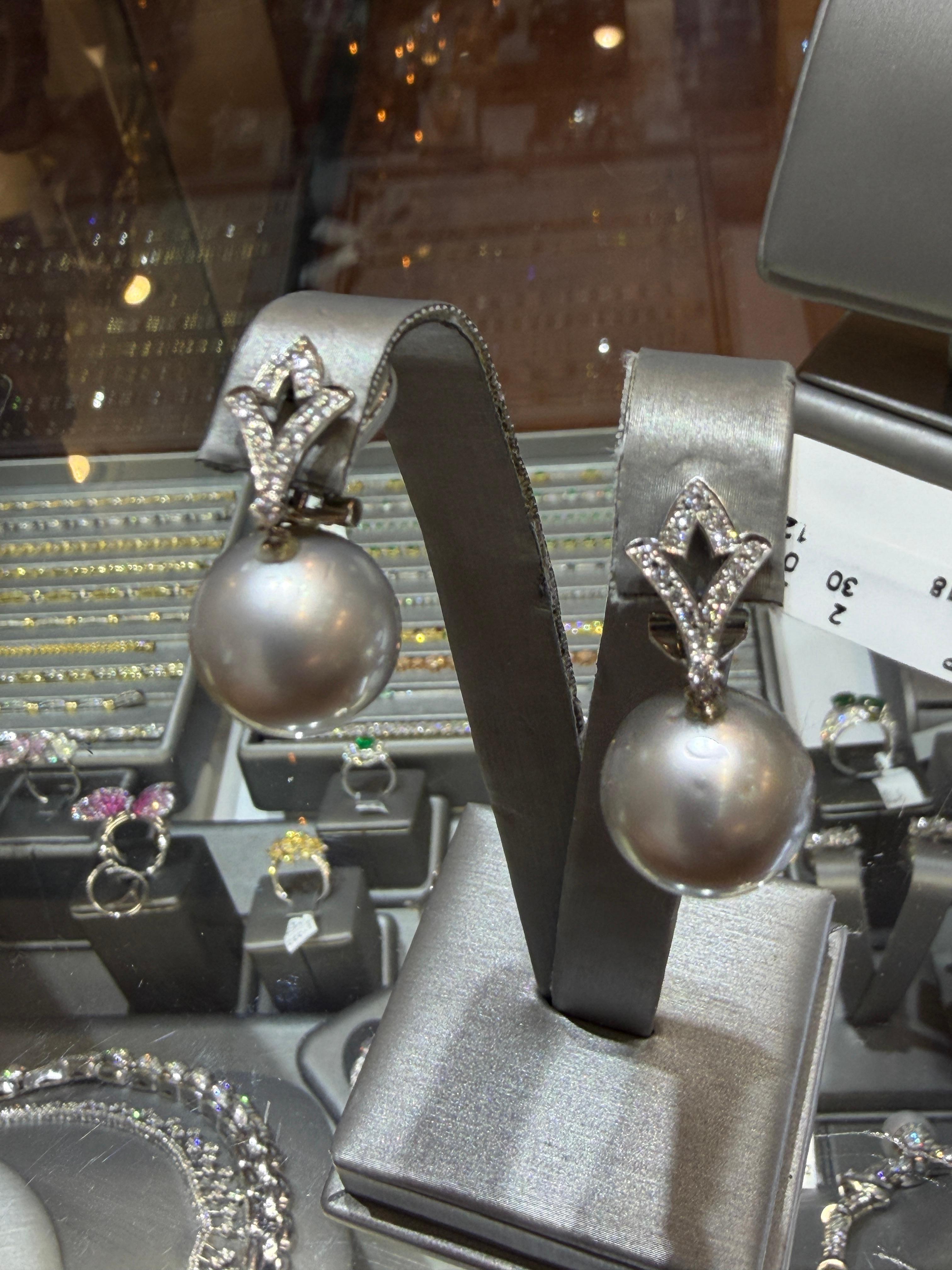 18K White Gold 14.5mm Silver Tahitian South Sea Pearl & Diamond Drop Earrings in vendita 5