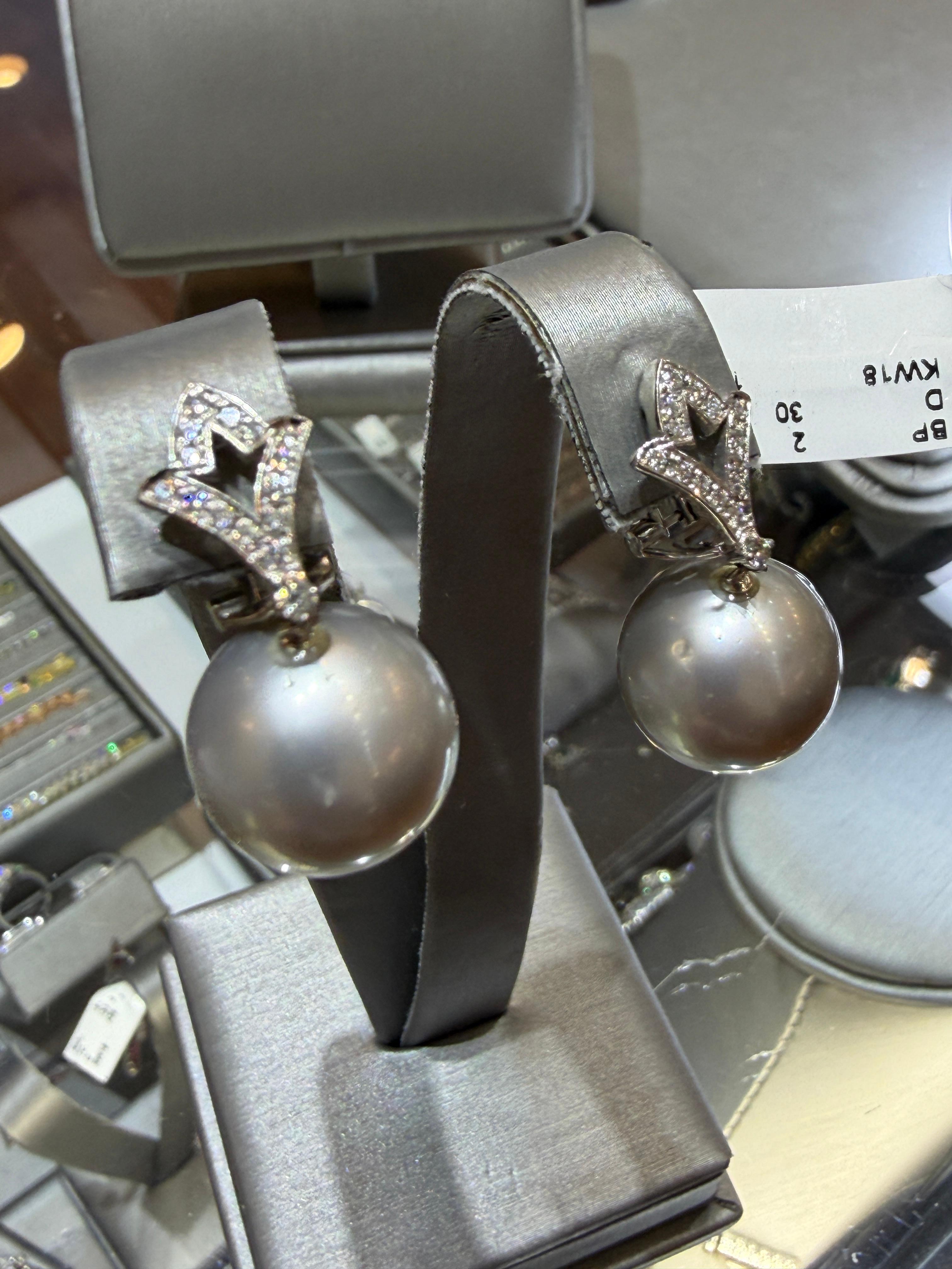 18K White Gold 14.5mm Silver Tahitian South Sea Pearl & Diamond Drop Earrings In condizioni Nuovo in vendita a Great Neck, NY