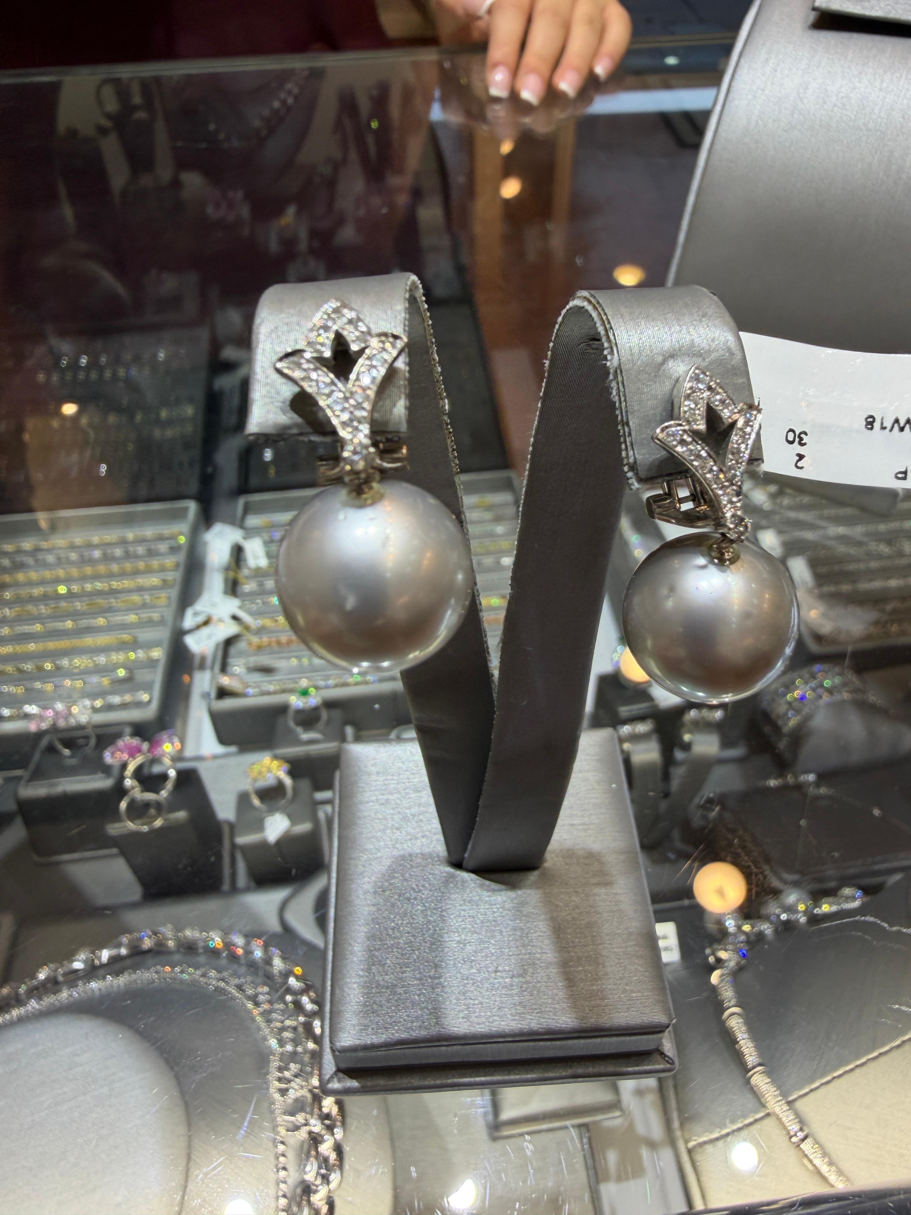 18K White Gold 14.5mm Silver Tahitian South Sea Pearl & Diamond Drop Earrings in vendita 1