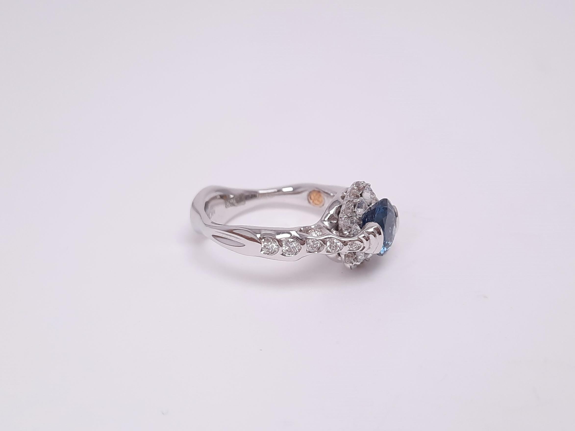Contemporary 18K White Gold 1.46ct Sapphire Diamond Ring For Sale