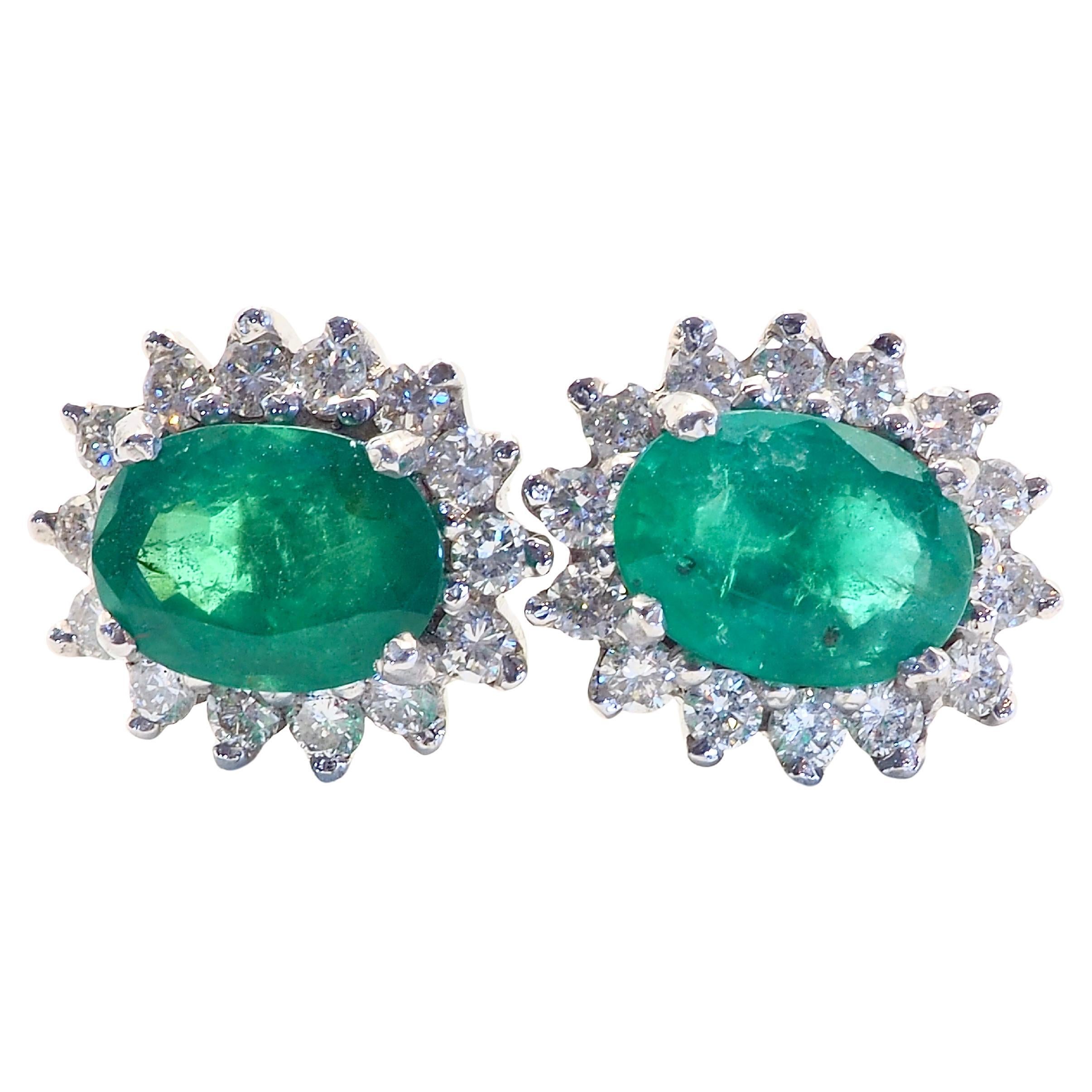 18k White Gold 1.47 Carat Emerald & 0.42 Carat Diamond Cocktail Stud Earrings In New Condition For Sale In เกาะสมุย, TH