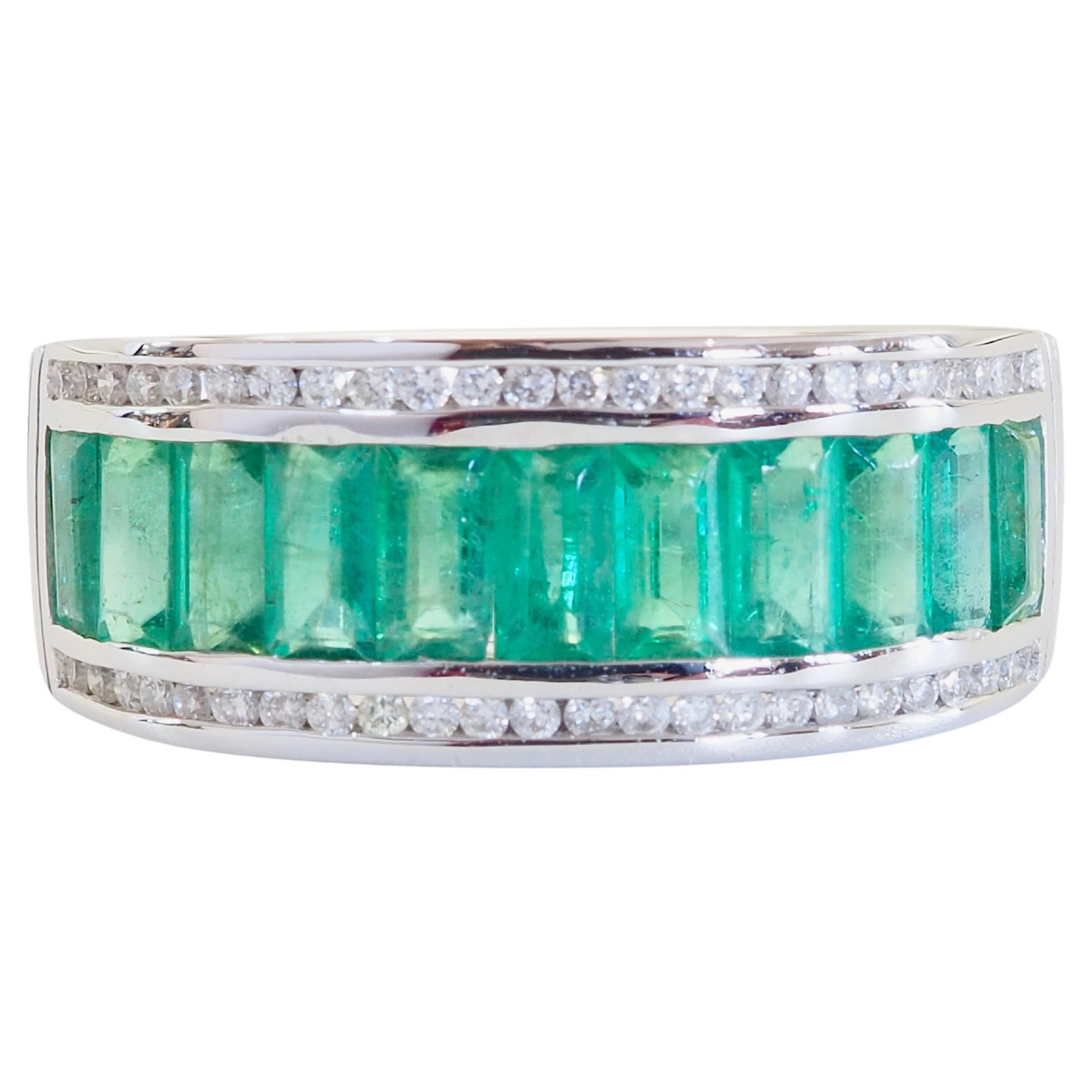 Bague en or blanc 18 carats avec émeraude taille baguette de 1,47 carats et diamant de 0,15 carats en vente