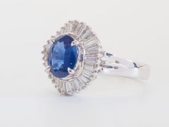 Anillo de oro blanco de 18 quilates con zafiro azul eléctrico ovalado de 1,48 ct y diamante de 0,88 ct