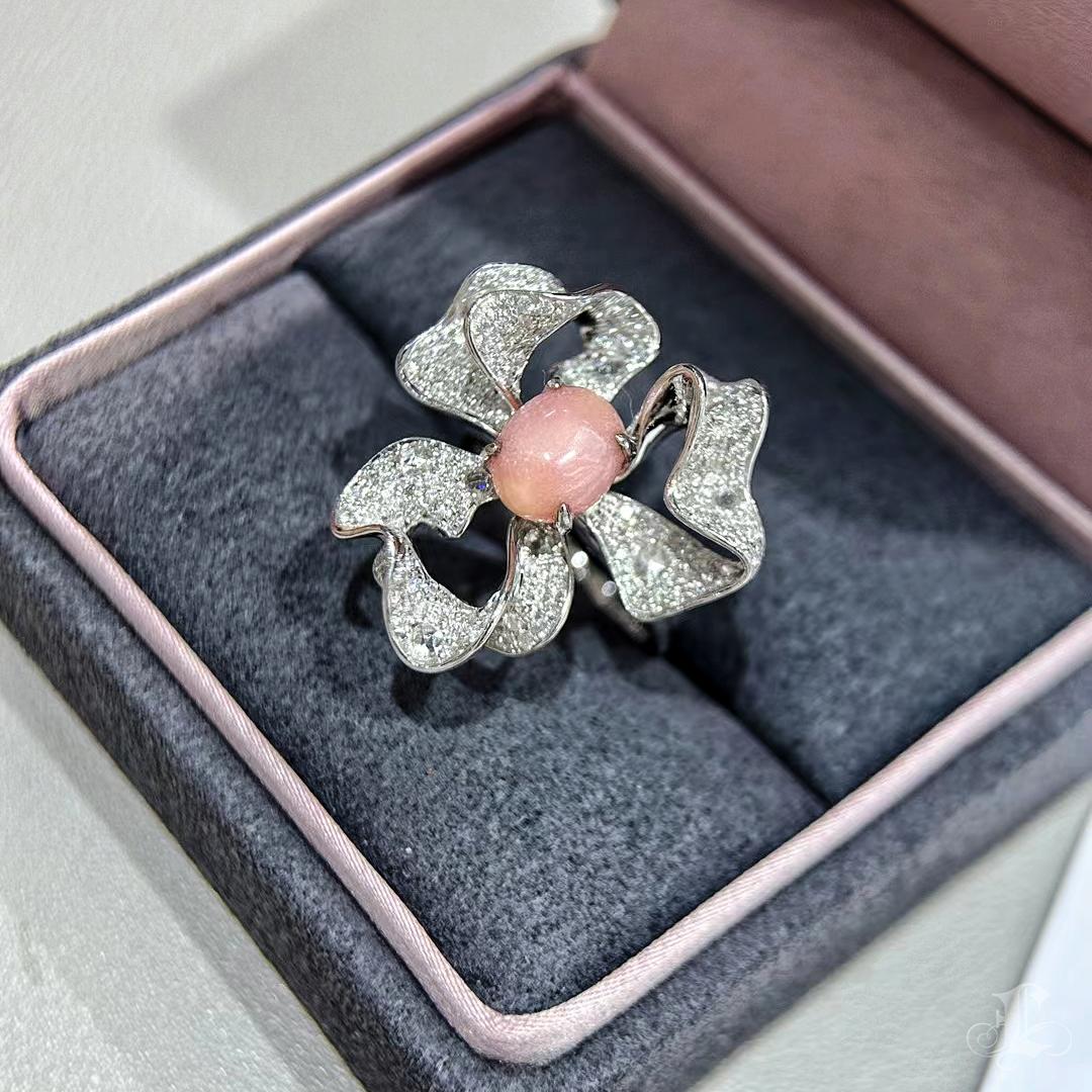 【Conchéa】Flame Petal Daisy Conch Pearl & Diamond Ring — 2.63ct For Sale 4