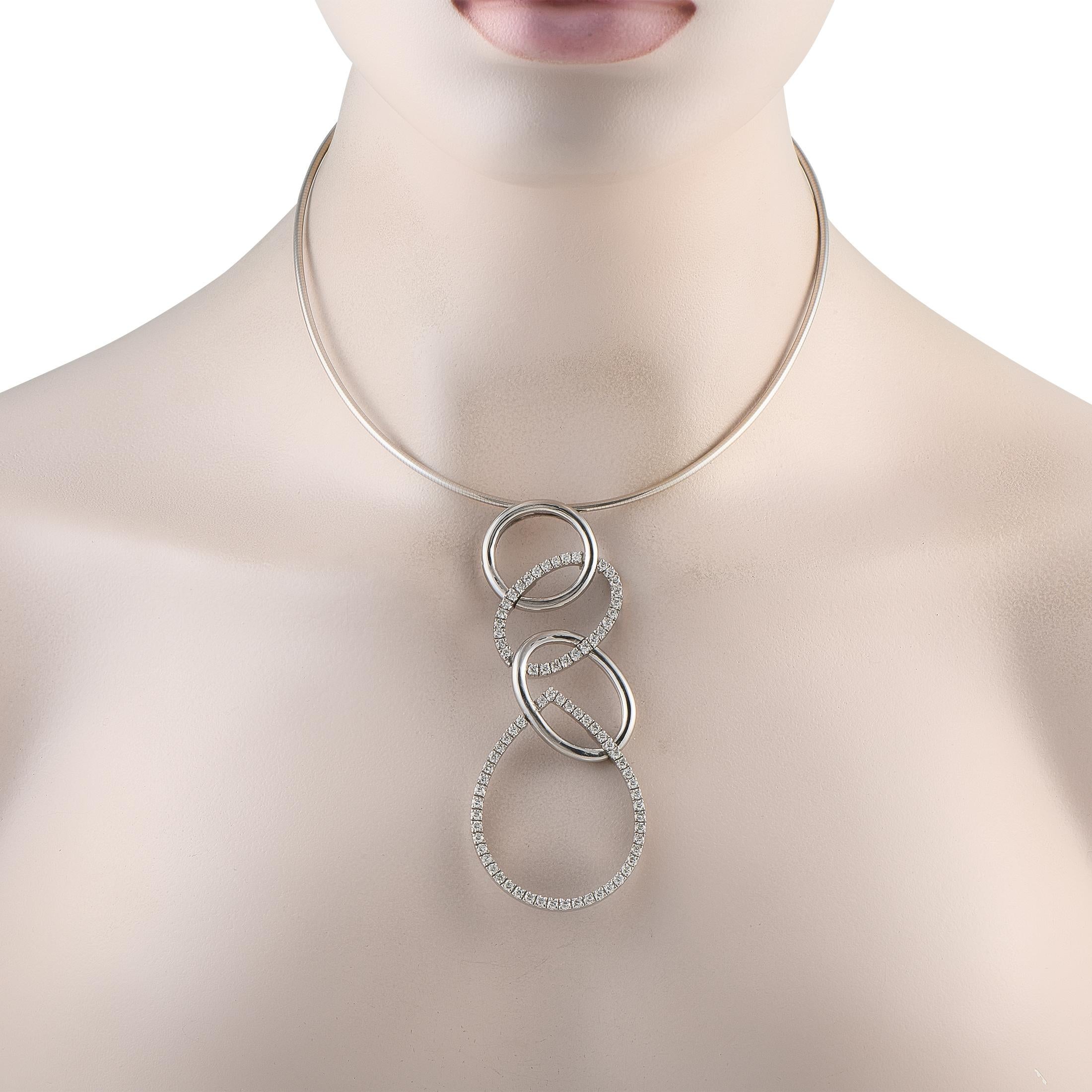 Questa collana di lusso ha un design incredibilmente drammatico. In questo modello impressionante, le maglie intrecciate sono sospese al centro di una catena strutturata a 16 omega. Il ciondolo misura 3,5 di lunghezza per 1,5 di larghezza ed è