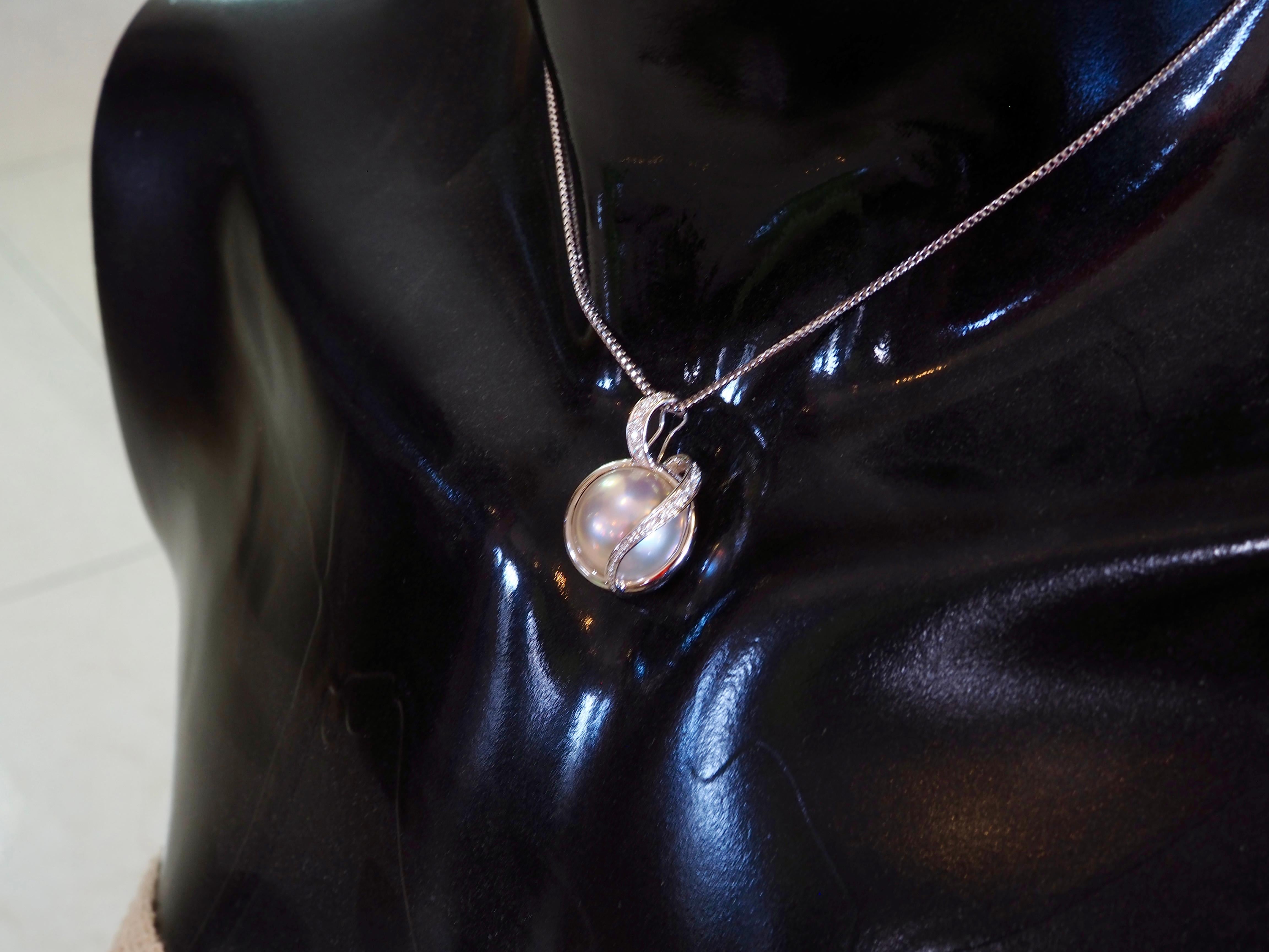 Pendentif rehausseur en or blanc 18K perle Mabe 14mm et diamant 0.14ct en vente 5